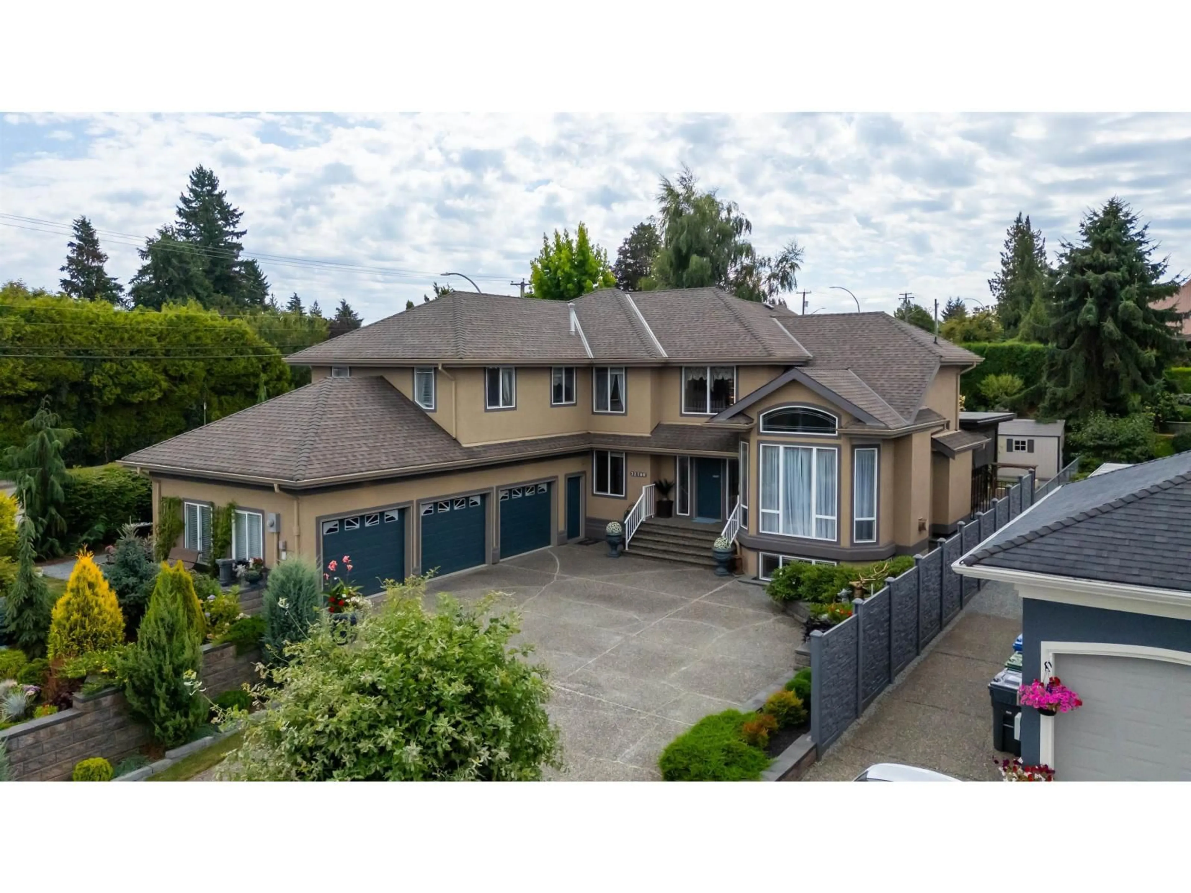 A pic from outside/outdoor area/front of a property/back of a property/a pic from drone, street for 32788 CHILCOTIN, Abbotsford British Columbia V2T5S5