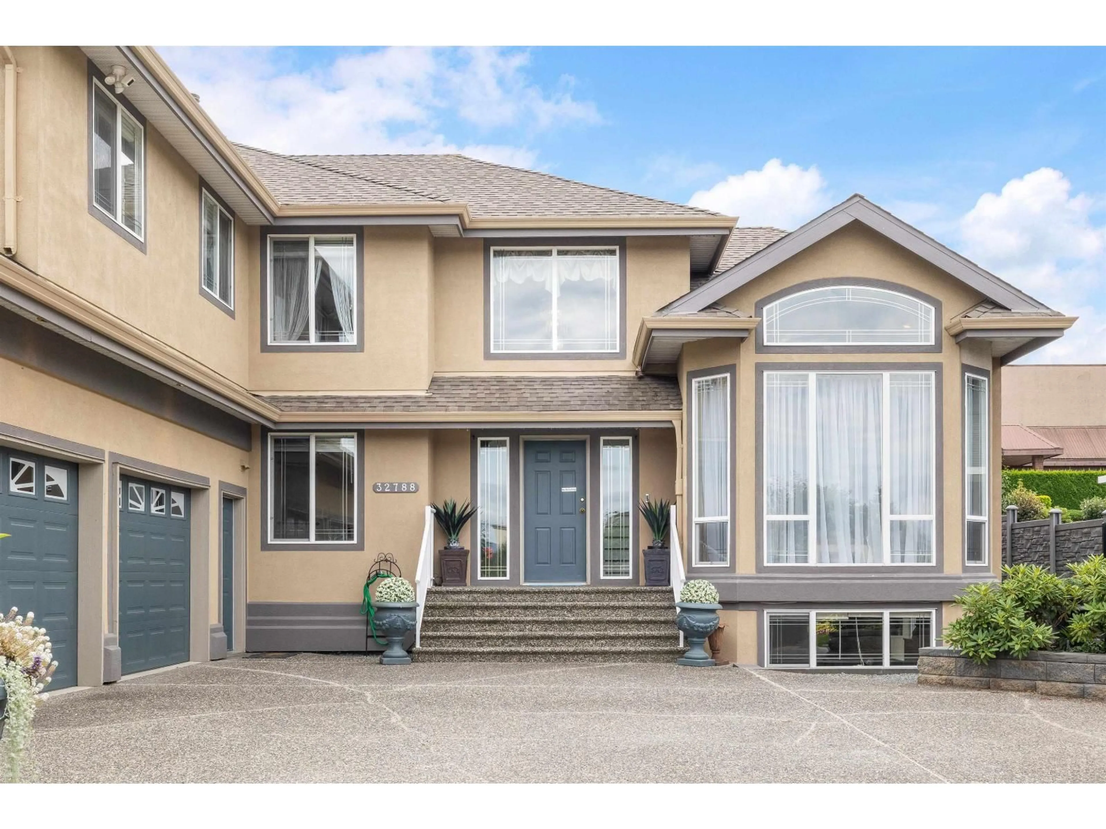 Home with vinyl exterior material, street for 32788 CHILCOTIN, Abbotsford British Columbia V2T5S5