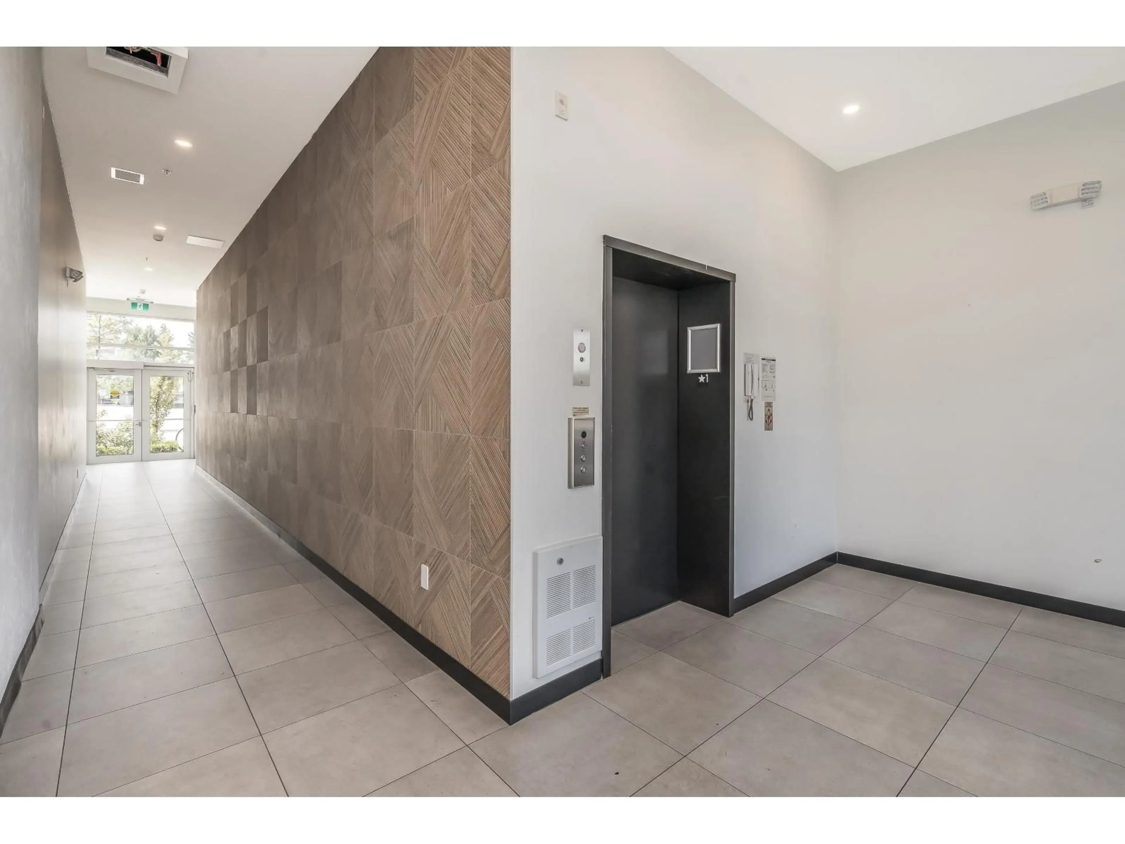 Indoor foyer for 206 - 8496 120, Surrey British Columbia V3W3N5