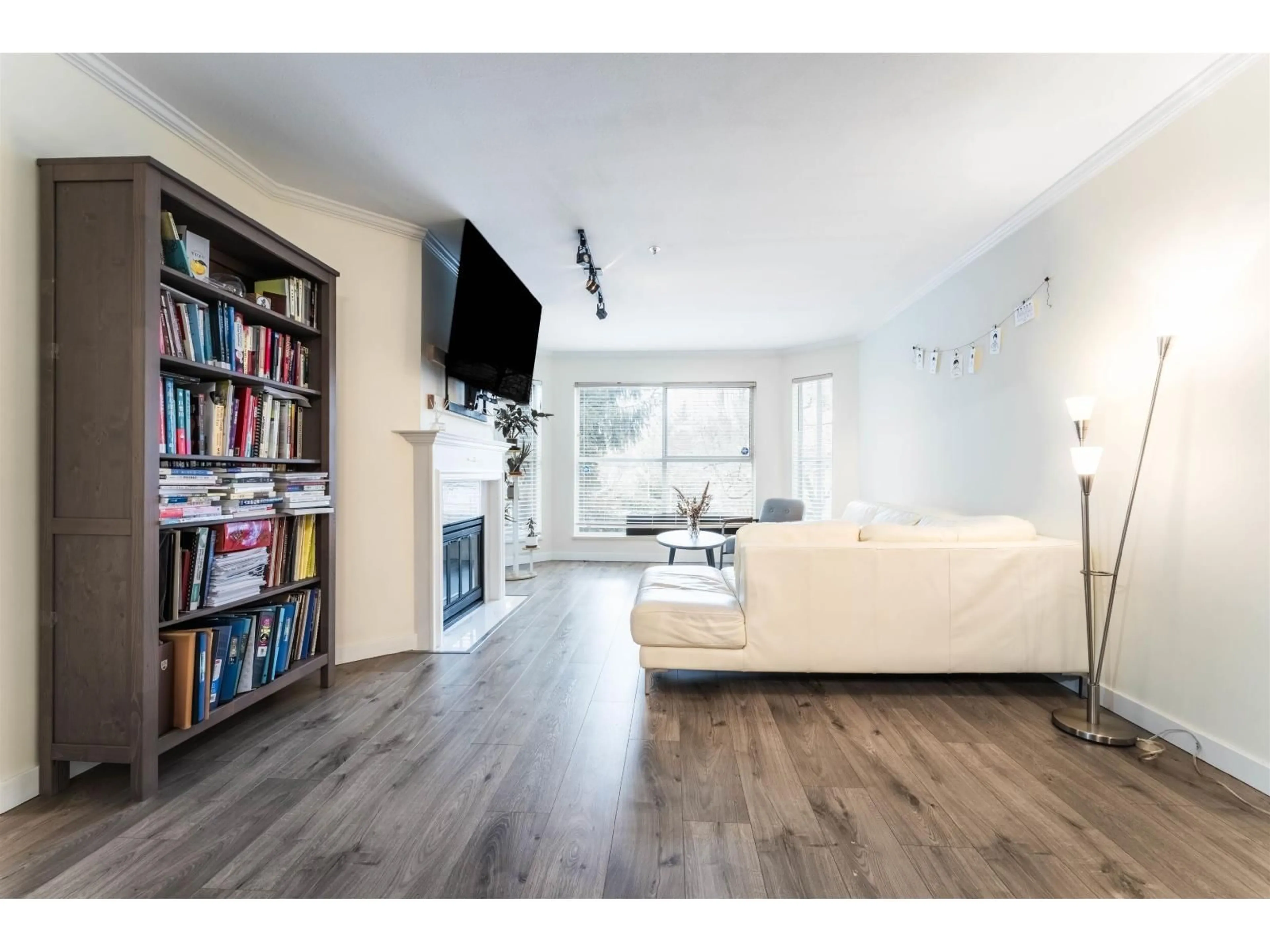 Living room with furniture, wood/laminate floor for 218 - 7161 121, Surrey British Columbia V3W1G8