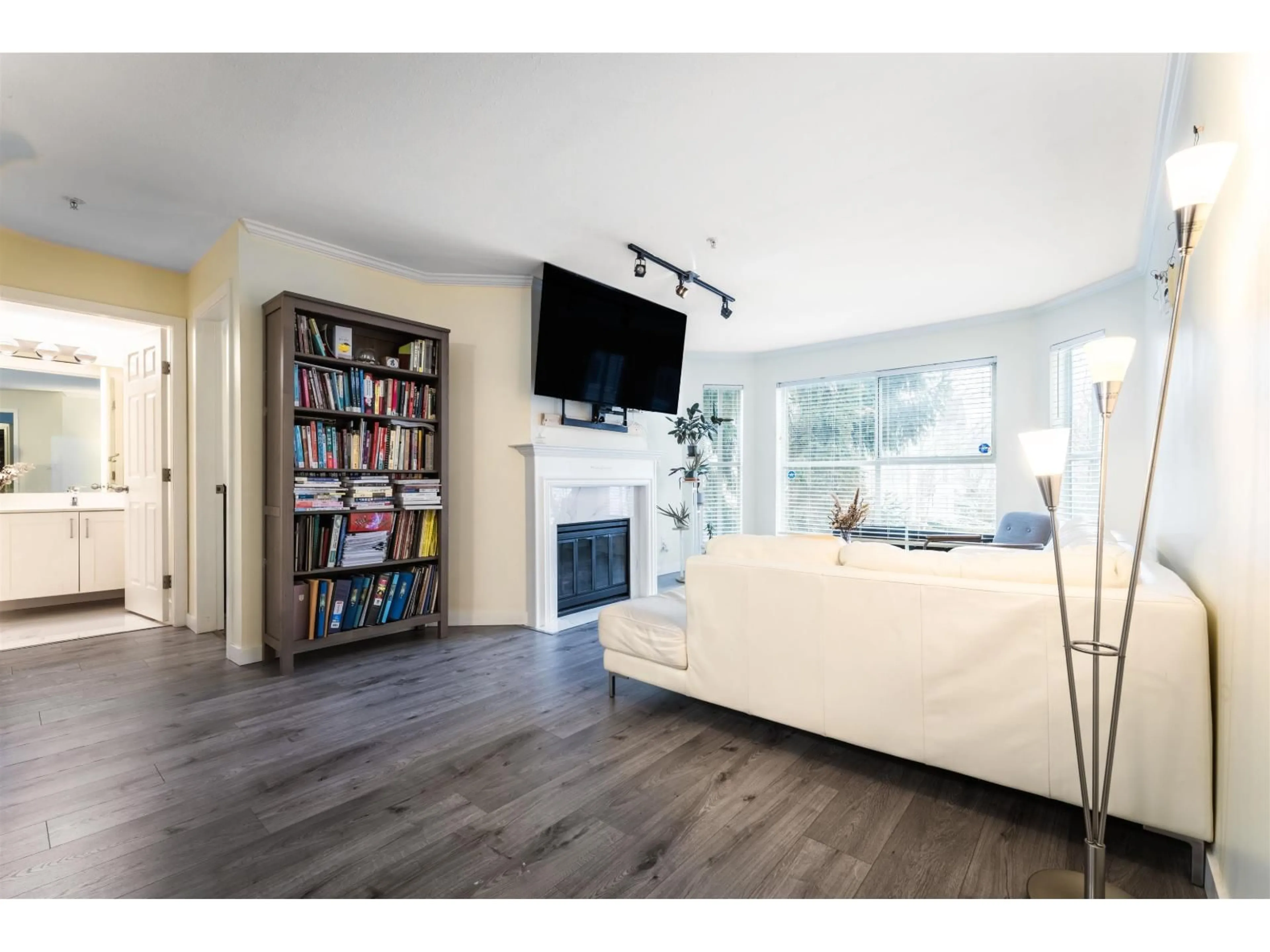 Living room with furniture, wood/laminate floor for 218 - 7161 121, Surrey British Columbia V3W1G8