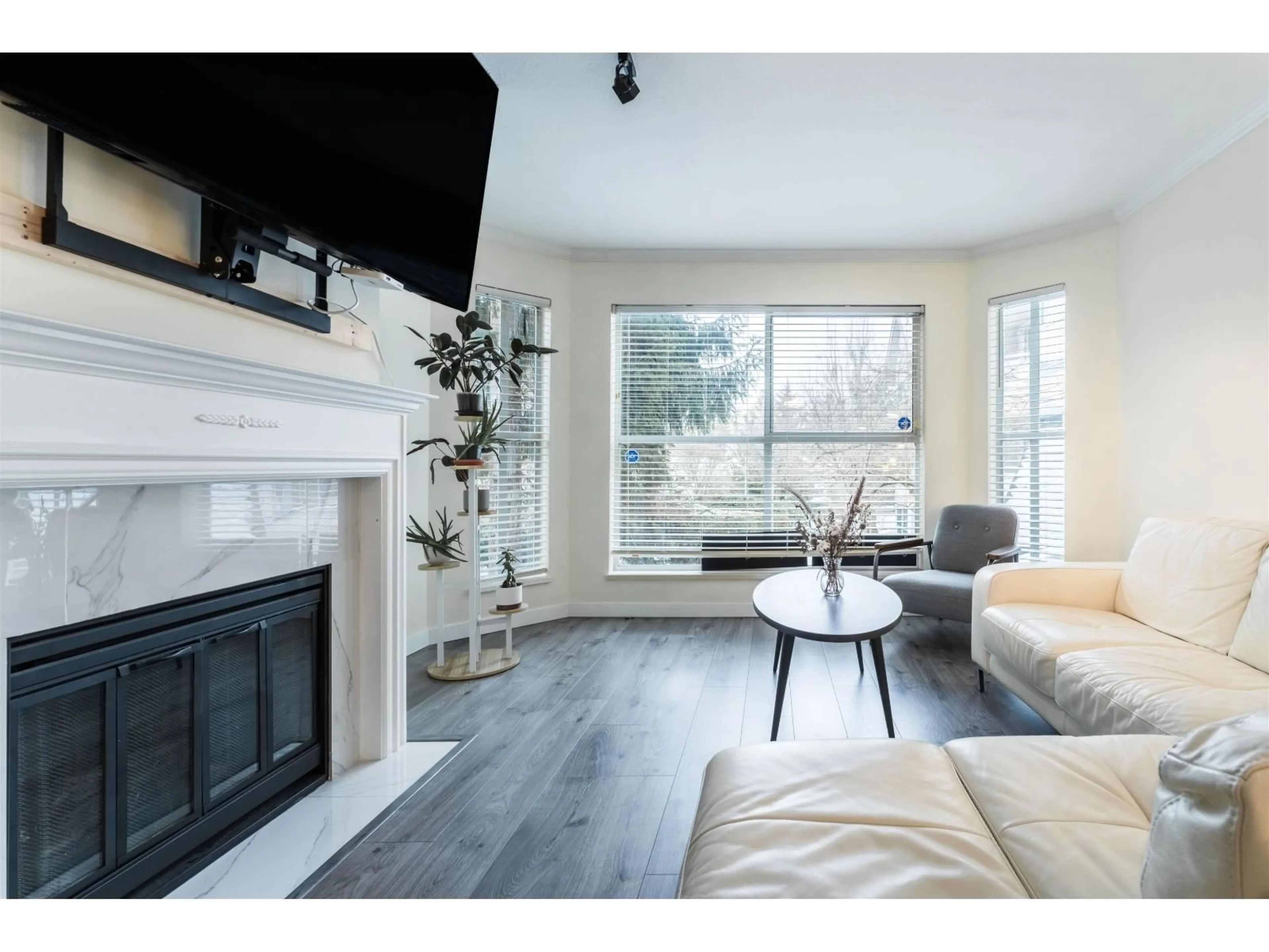 Living room with furniture, wood/laminate floor for 218 - 7161 121, Surrey British Columbia V3W1G8