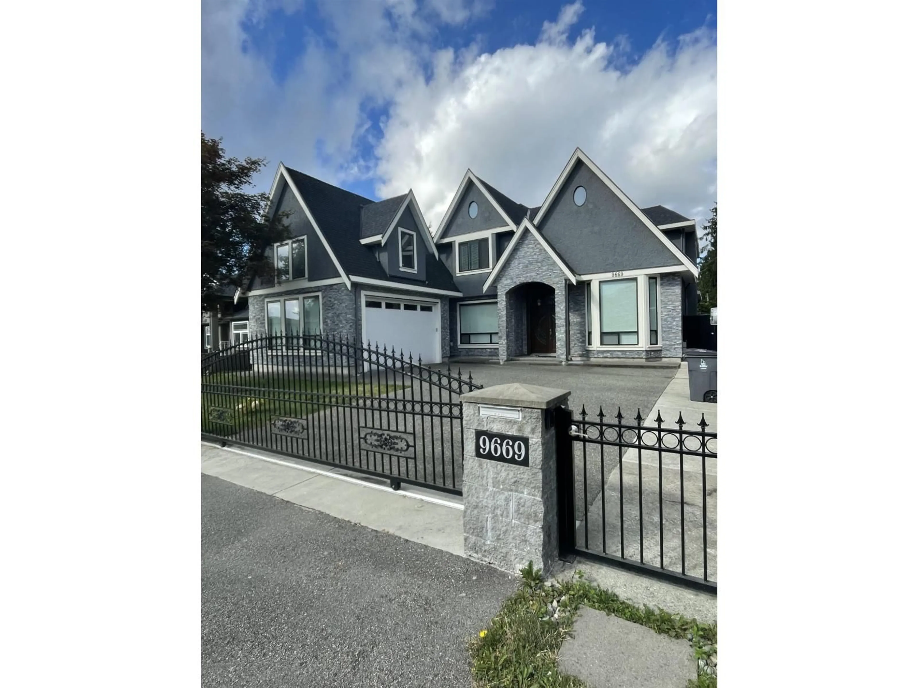 Home with vinyl exterior material, street for 9669 133A STREET, Surrey British Columbia V3T3Z7