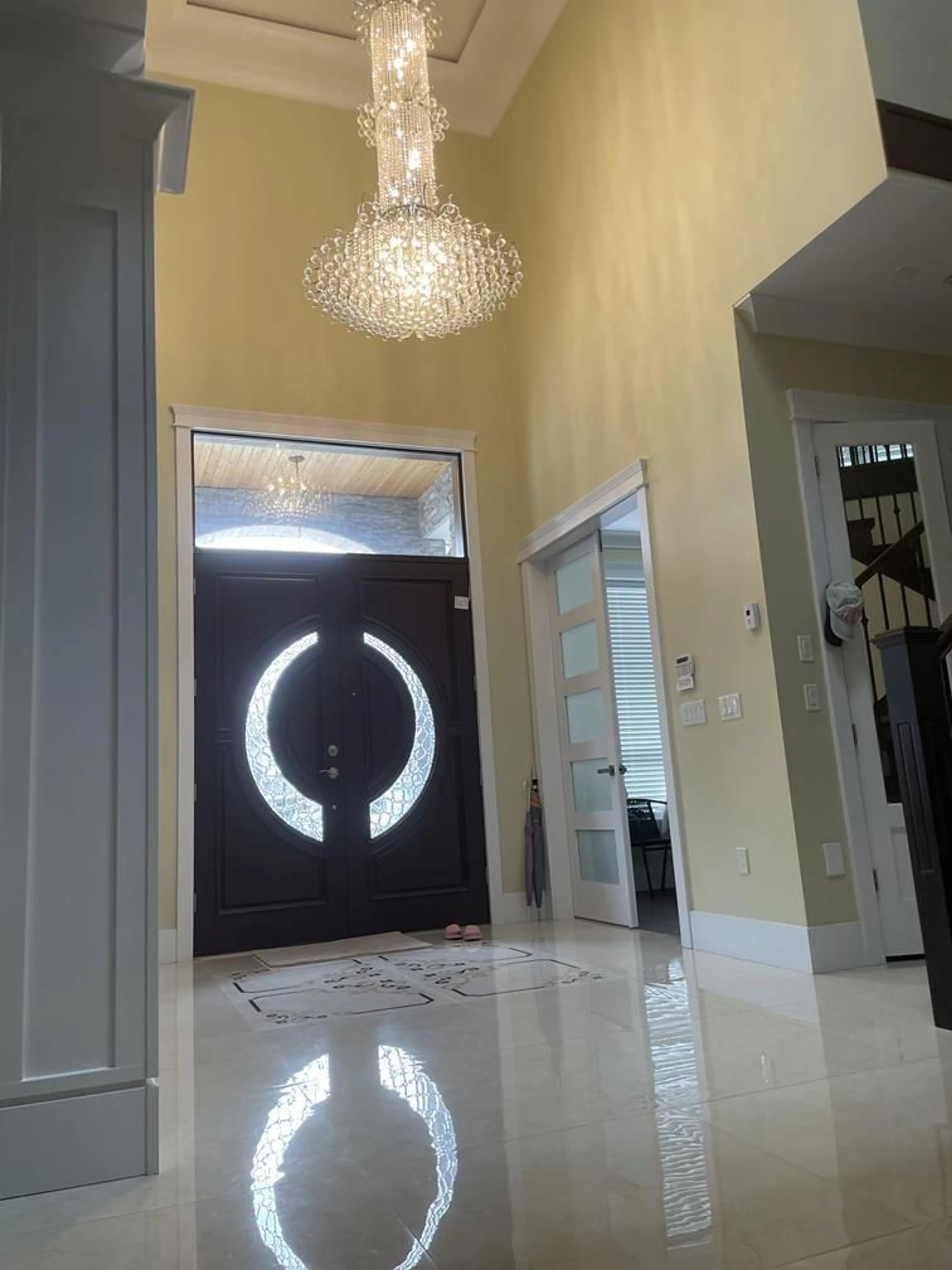 Indoor foyer for 9669 133A STREET, Surrey British Columbia V3T3Z7