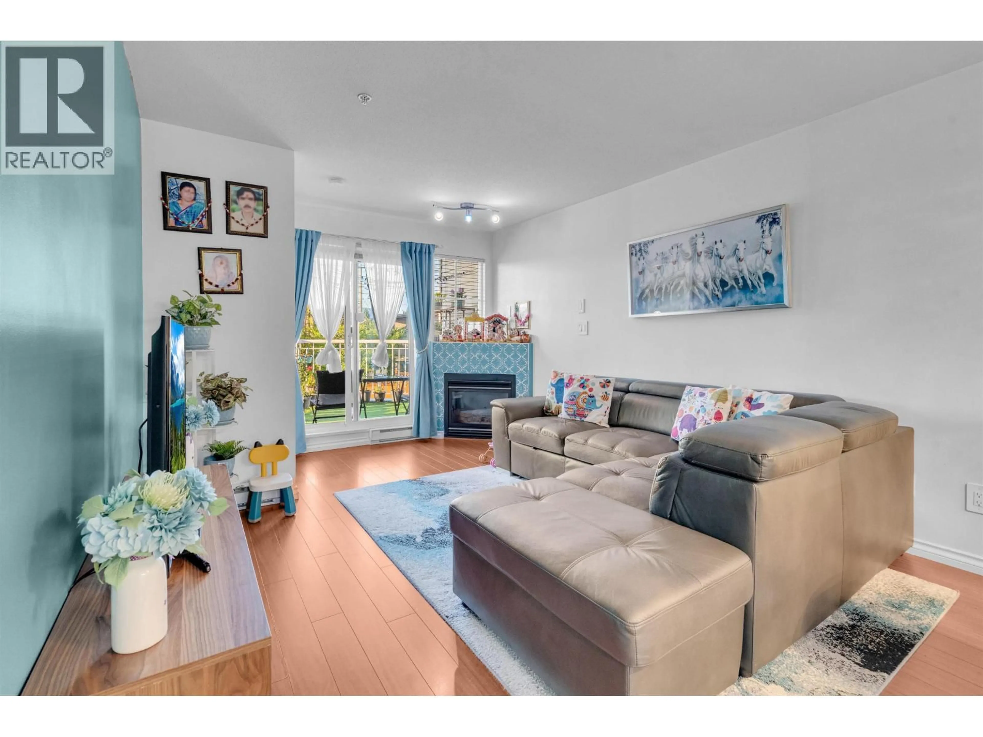 Living room with furniture, wood/laminate floor for 102 - 2973 KINGSWAY, Vancouver British Columbia V5R5J4