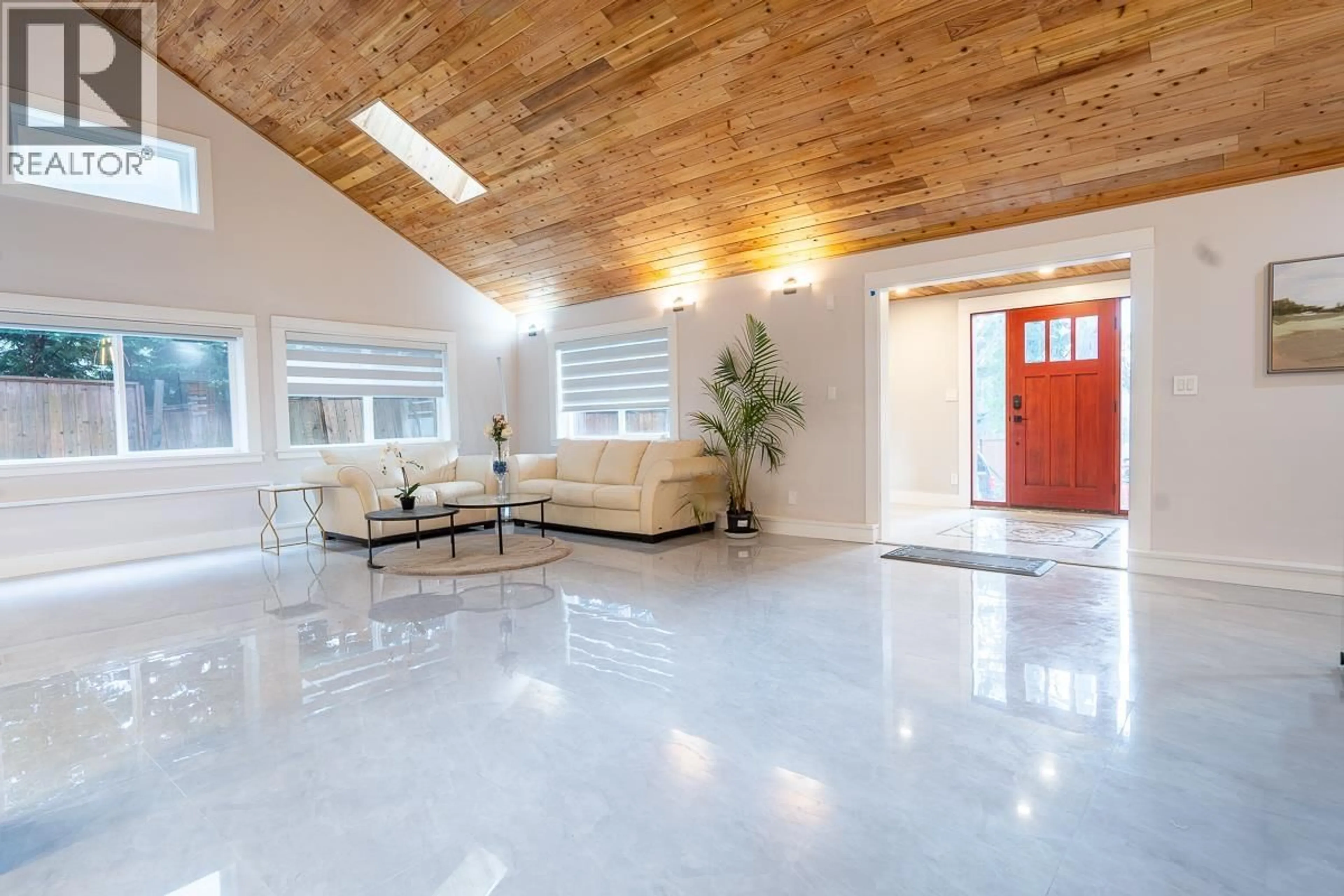 Indoor foyer for 9168 SUNSHINE COAST HIGHWAY, Halfmoon Bay British Columbia V7Z1E9