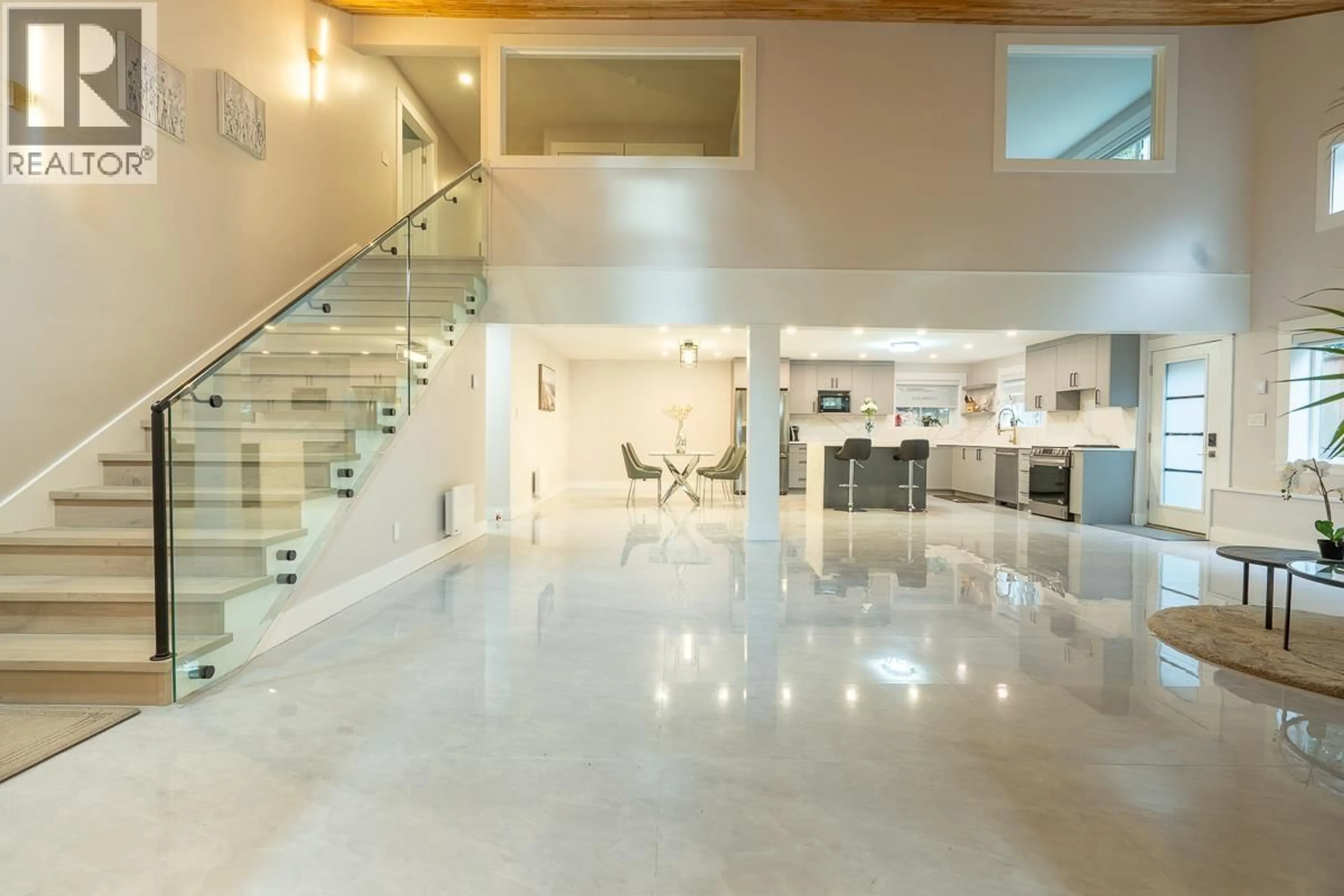 Indoor foyer for 9168 SUNSHINE COAST HIGHWAY, Halfmoon Bay British Columbia V7Z1E9