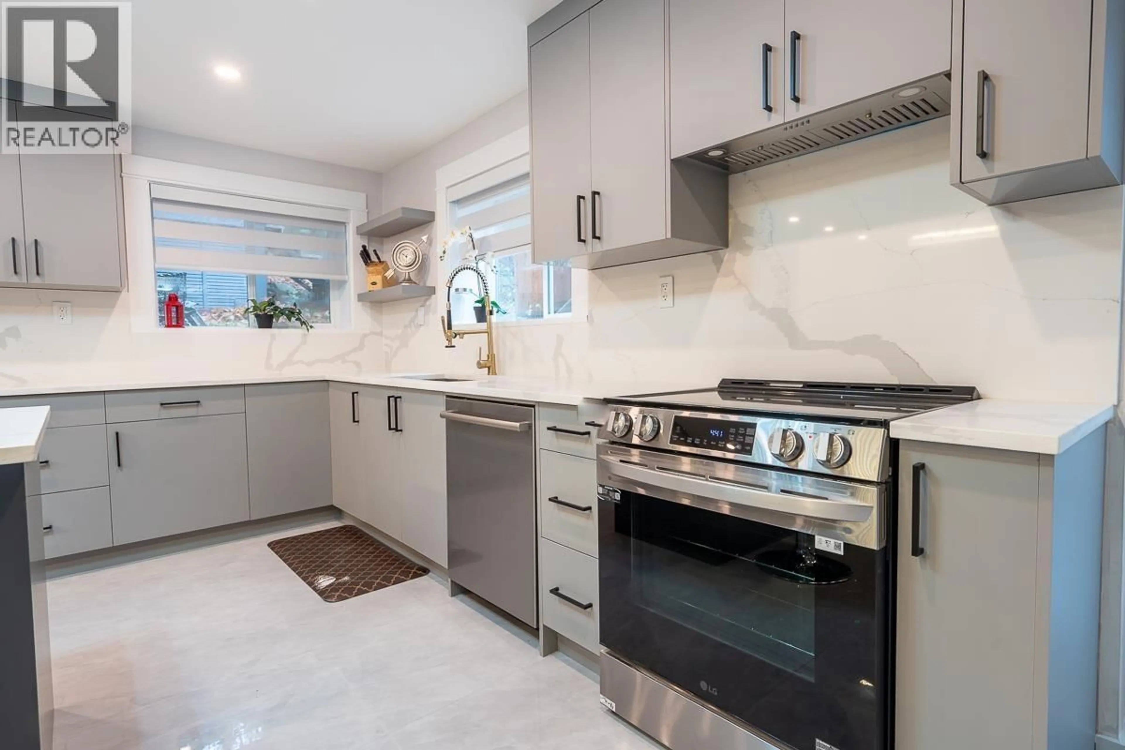 Contemporary kitchen, ceramic/tile floor for 9168 SUNSHINE COAST HIGHWAY, Halfmoon Bay British Columbia V7Z1E9