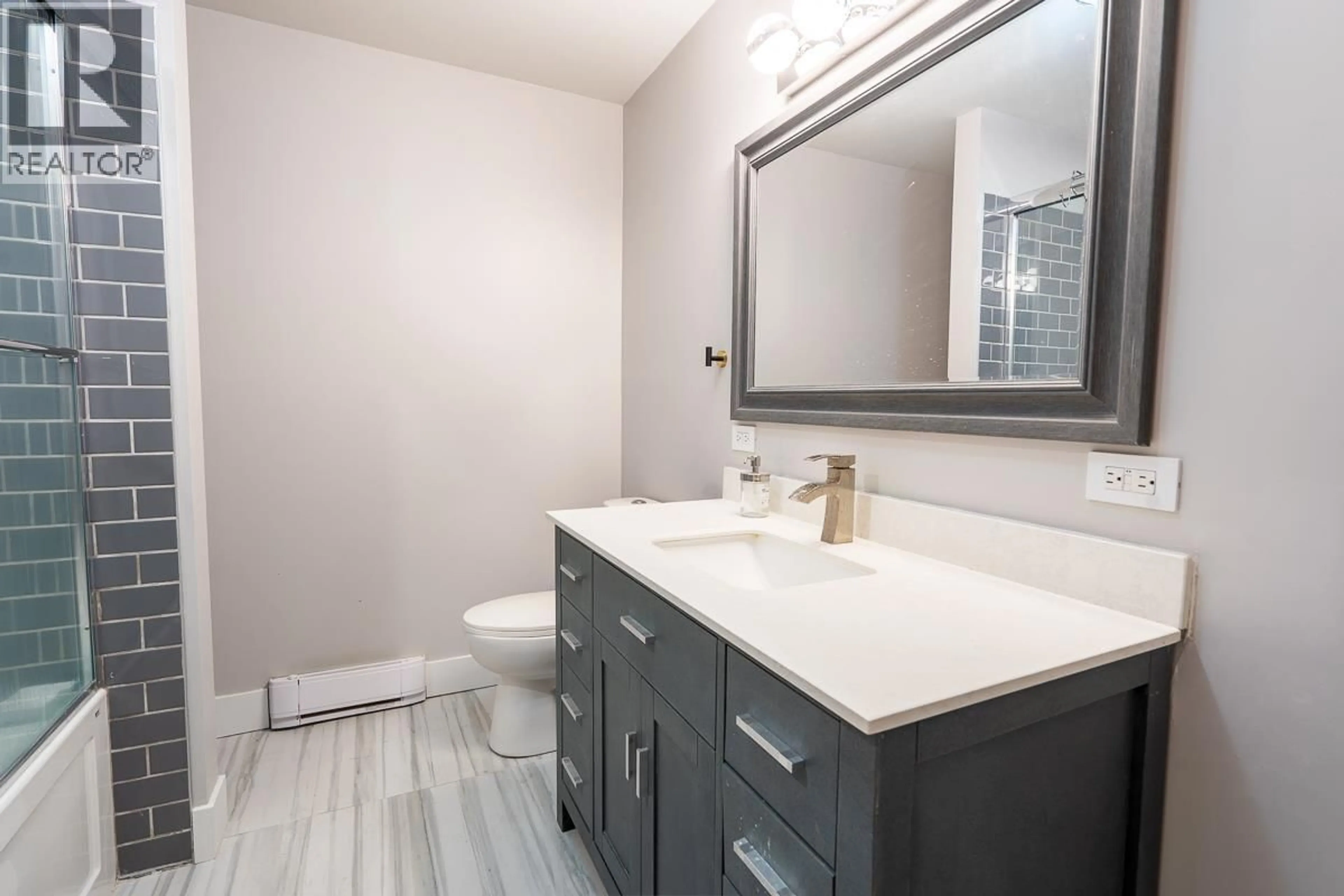 Contemporary bathroom, ceramic/tile floor for 9168 SUNSHINE COAST HIGHWAY, Halfmoon Bay British Columbia V7Z1E9