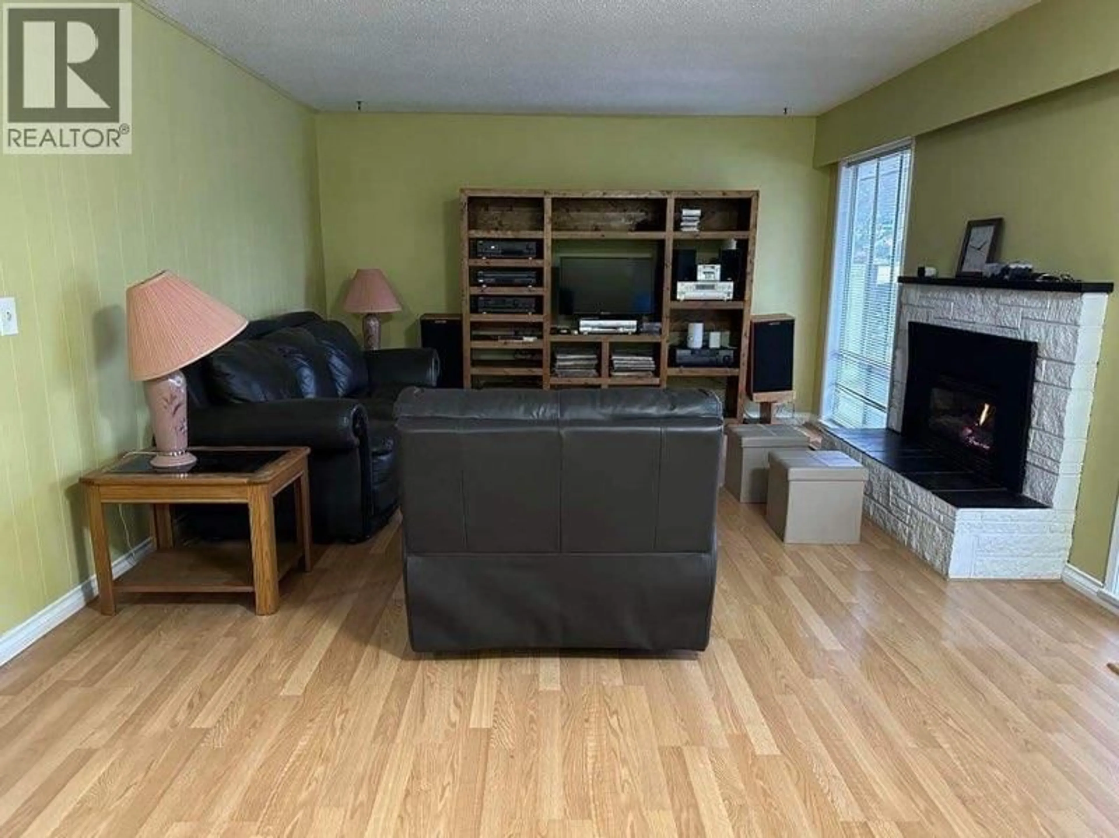 Living room with furniture, wood/laminate floor for 19435 PARK ROAD, Pitt Meadows British Columbia V3Y1C8