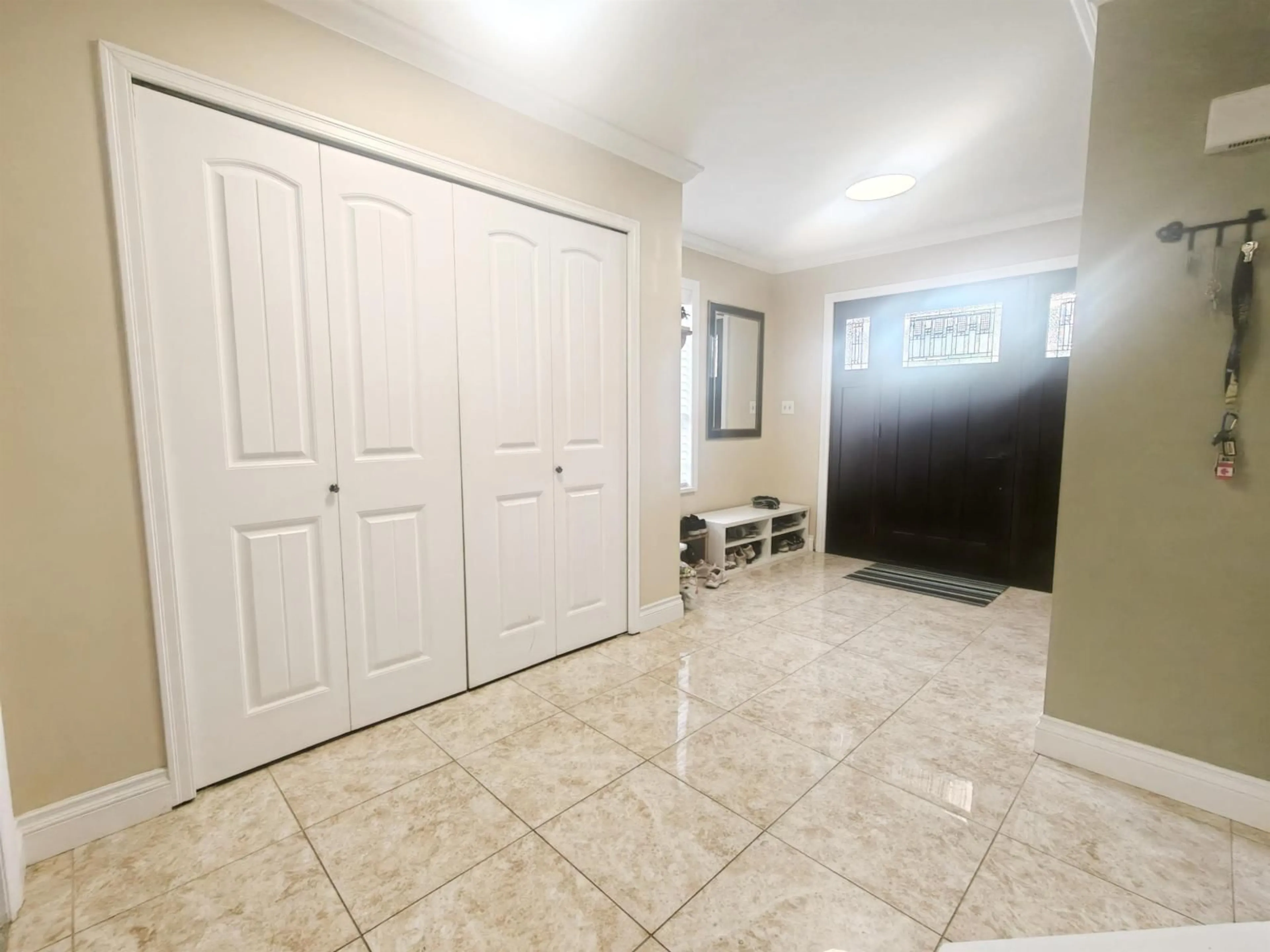 Indoor entryway for 15665 99B, Surrey British Columbia V4N2W1