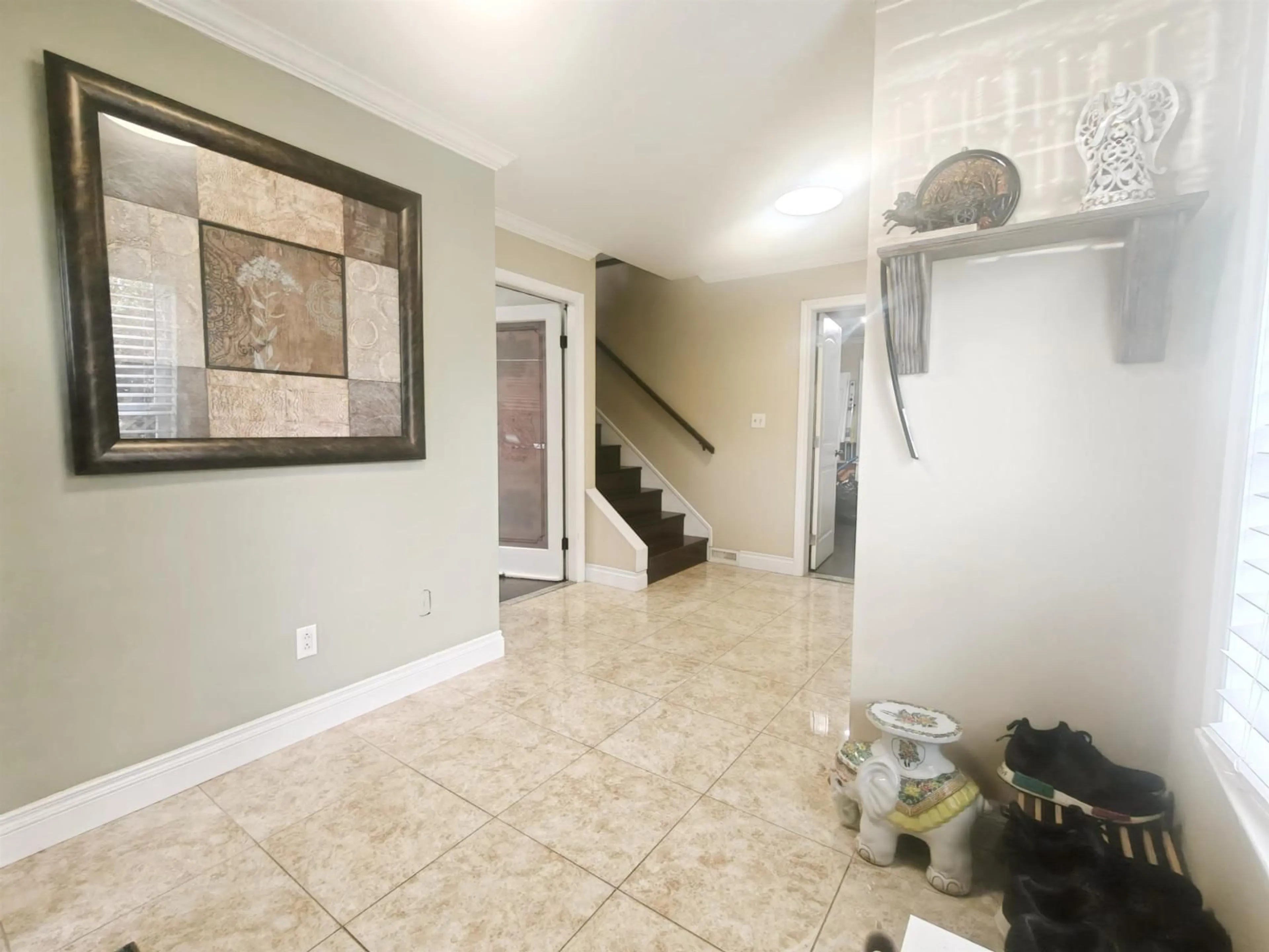 Indoor entryway for 15665 99B, Surrey British Columbia V4N2W1