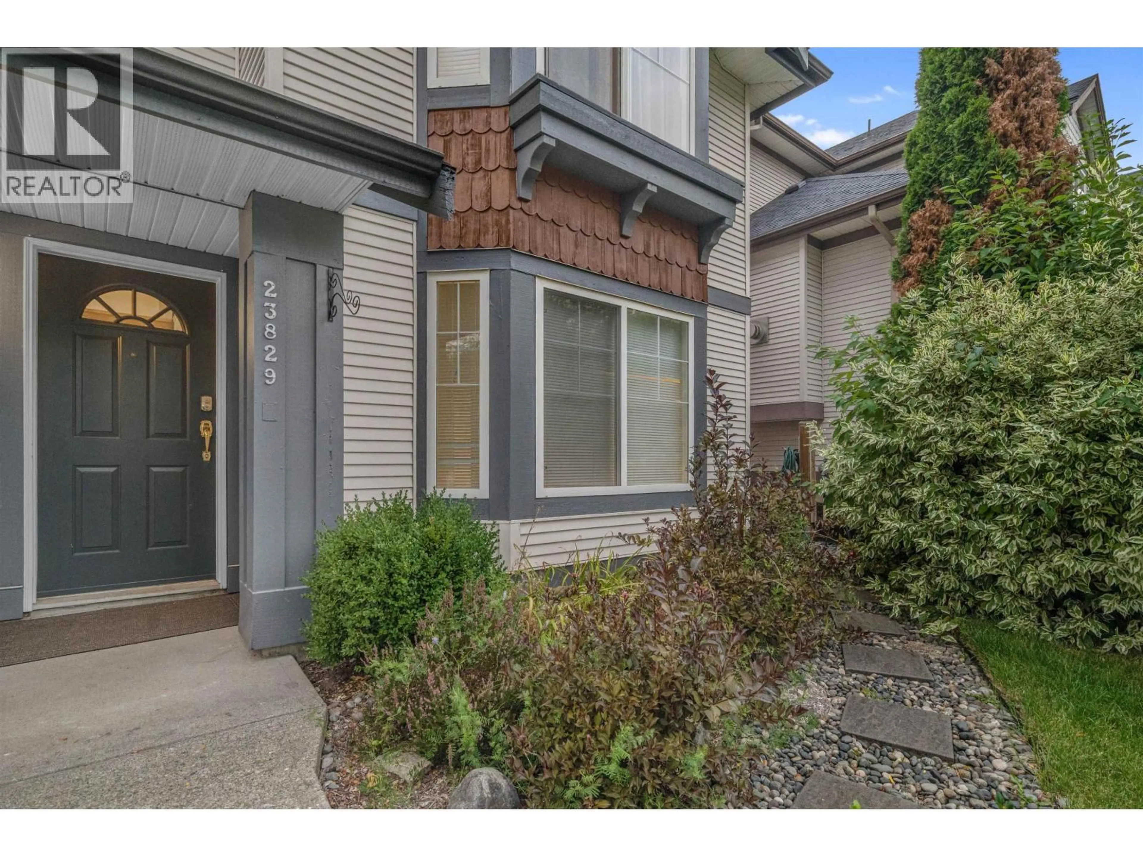 Indoor entryway for 23829 KANAKA WAY, Maple Ridge British Columbia V2W1E5
