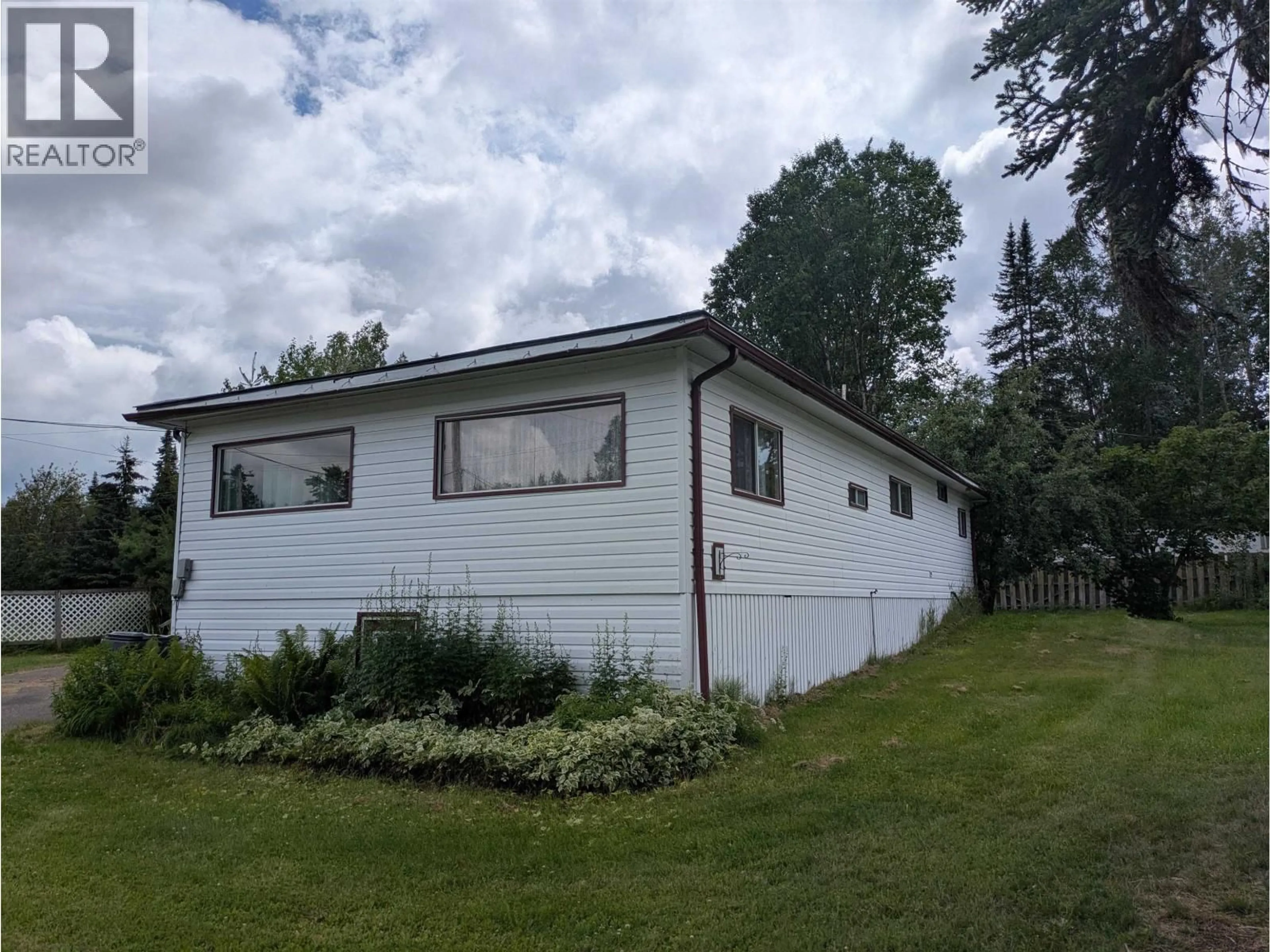 Home with vinyl exterior material, building for 4195 KNIGHT CRESCENT, Prince George British Columbia V2K2V9