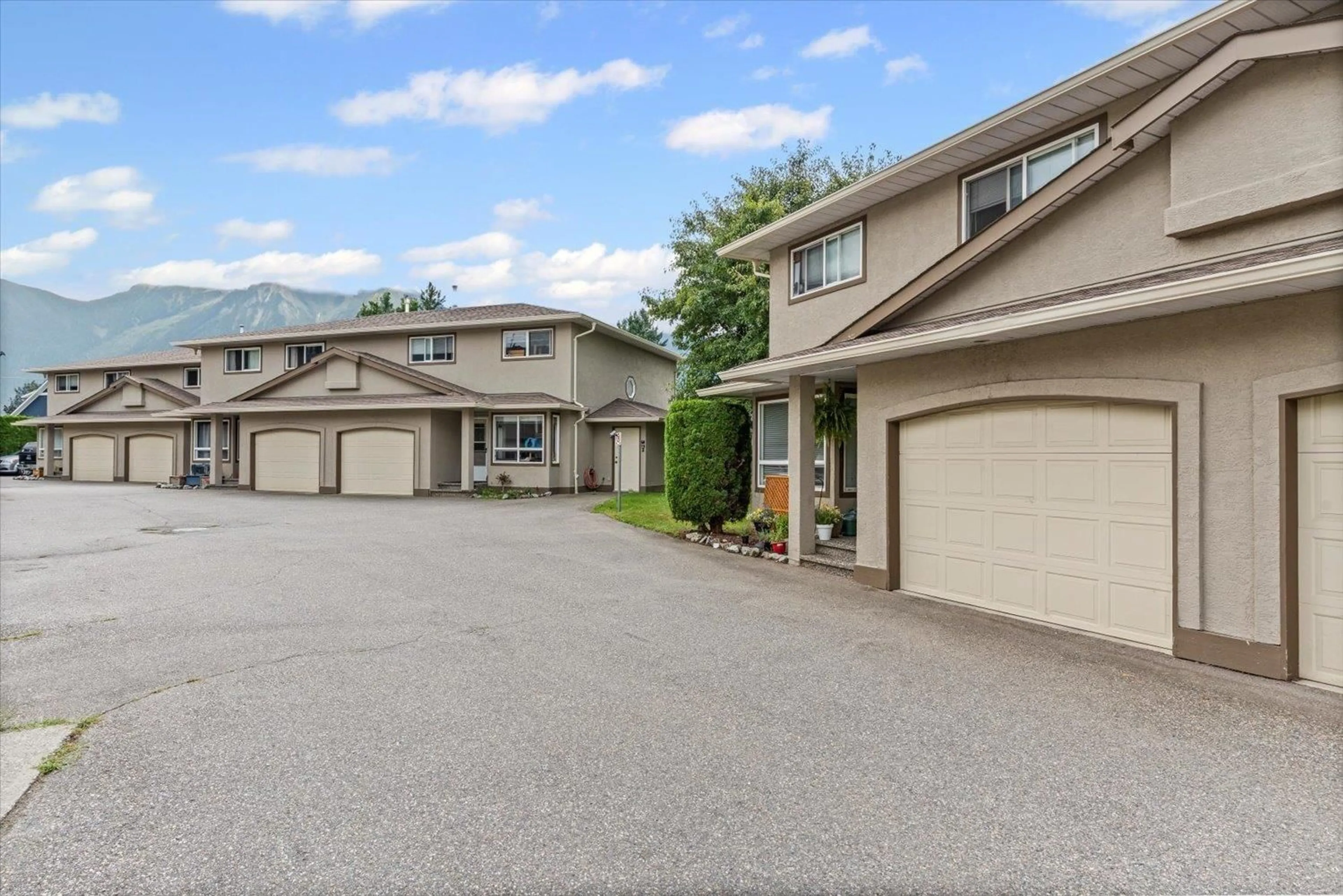 A pic from outside/outdoor area/front of a property/back of a property/a pic from drone, mountain view for 2 - 1656 AGASSIZ-ROSEDALE HIGHWAY NO 9 HIGHWAY, Agassiz British Columbia V0M1A4