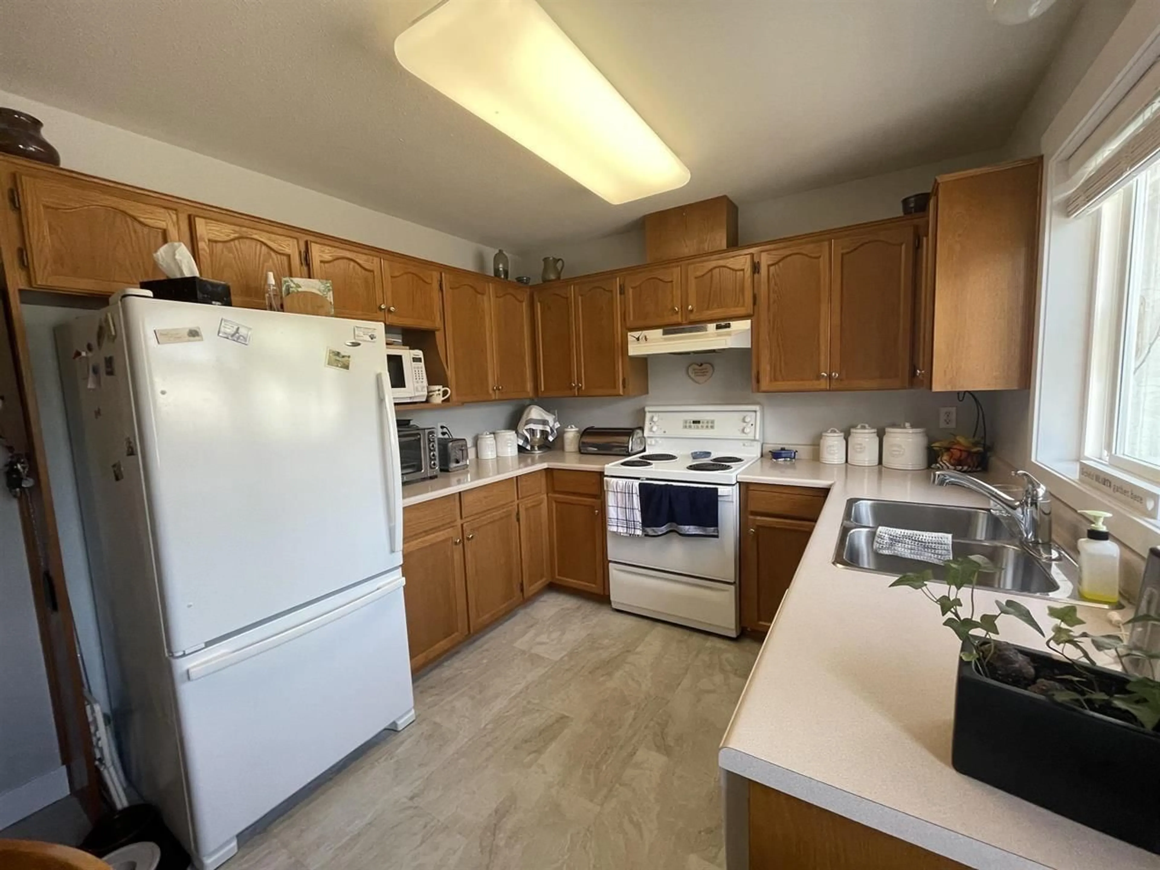 Standard kitchen, unknown for 6 - 1662 AGASSIZ-ROSEDALE  NO 9 HIGHWAY, Agassiz British Columbia V0M1A4