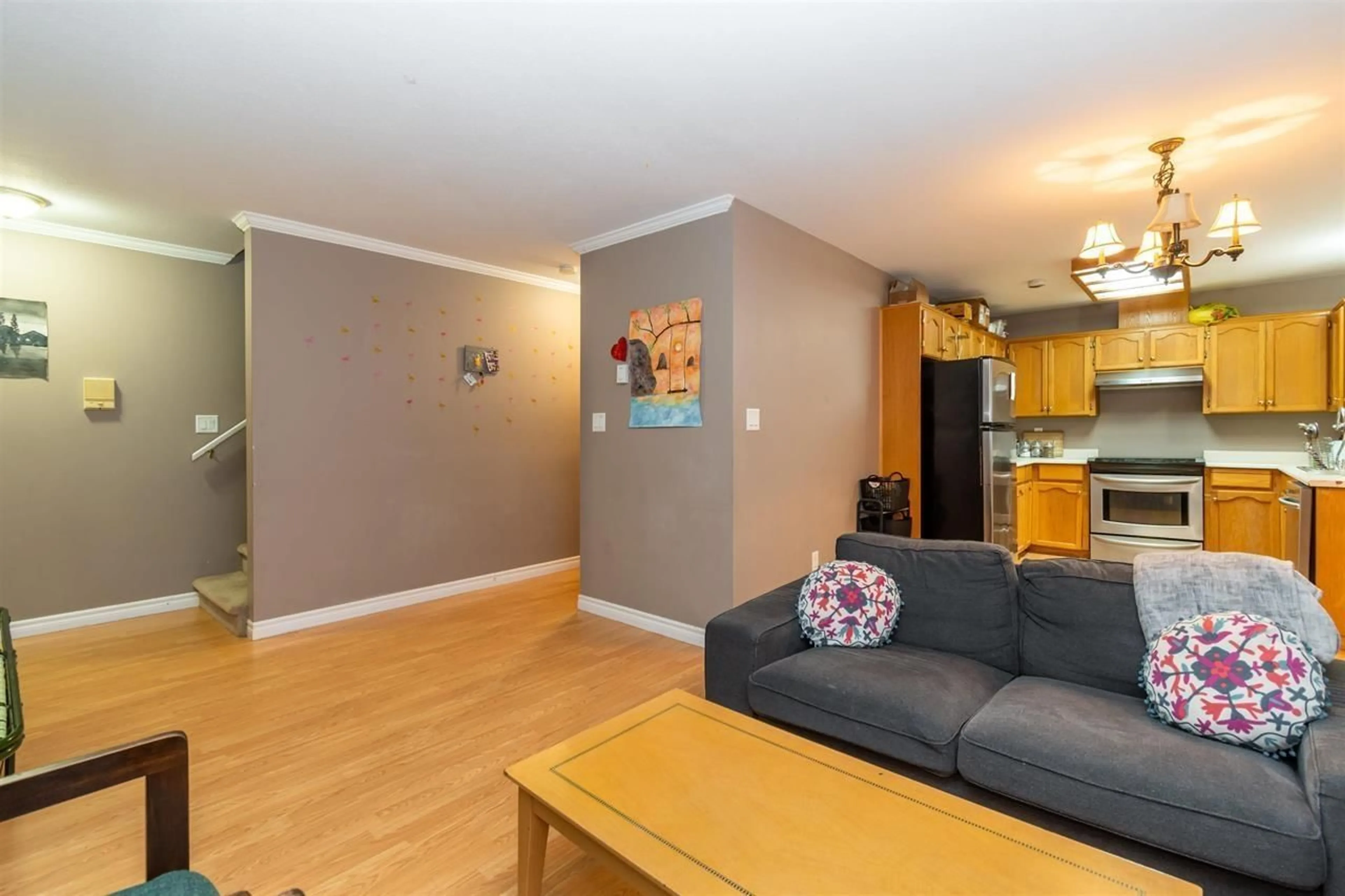 Living room with furniture, wood/laminate floor for 6 - 1662 AGASSIZ-ROSEDALE  NO 9 HIGHWAY, Agassiz British Columbia V0M1A4