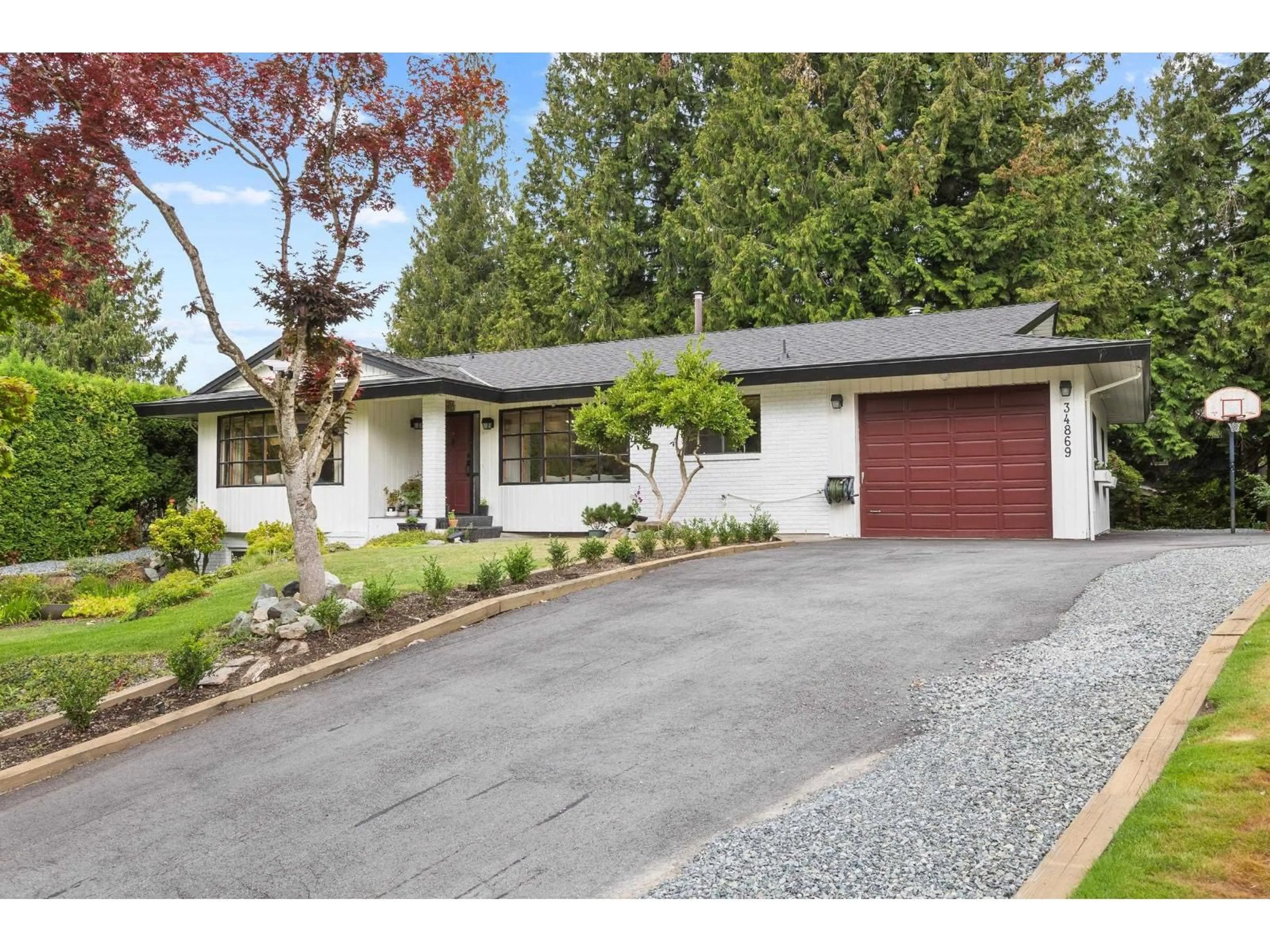 Home with vinyl exterior material, street for 34869 EVERETT, Abbotsford British Columbia V2S7R7