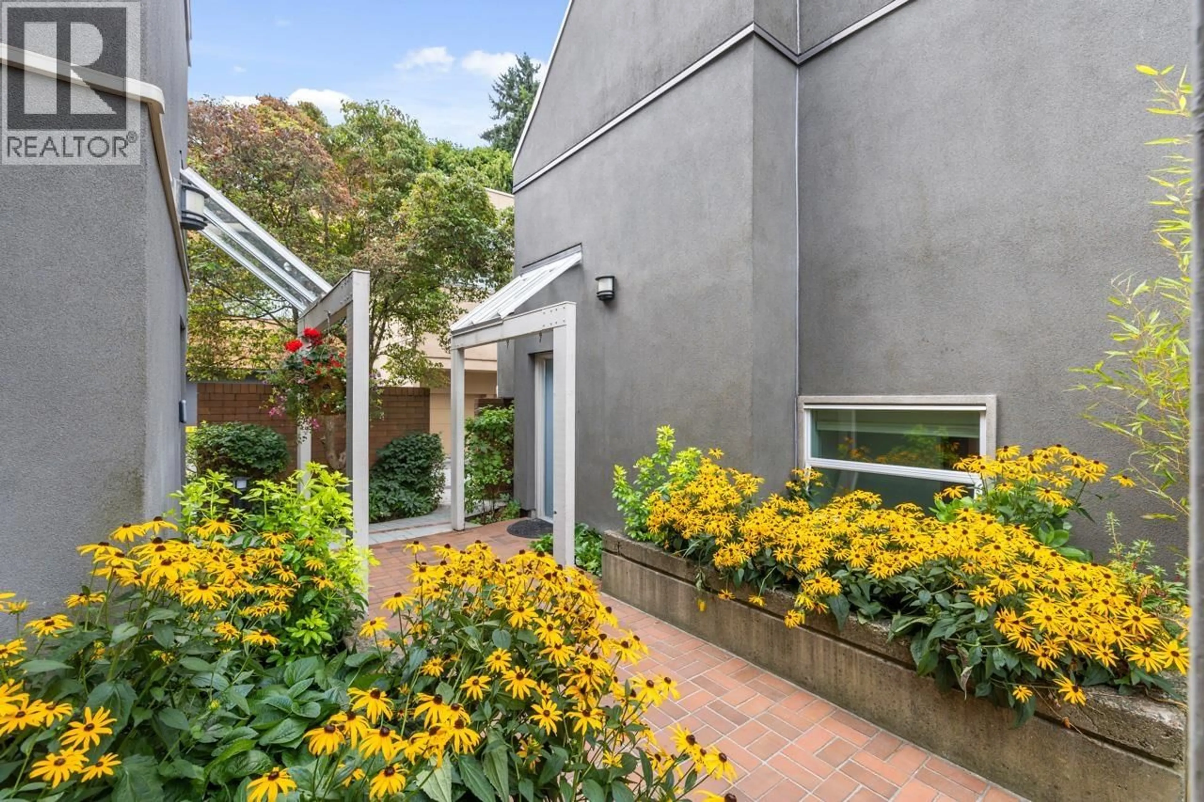 Patio, street for 2220 SPRUCE STREET, Vancouver British Columbia V6H2P3