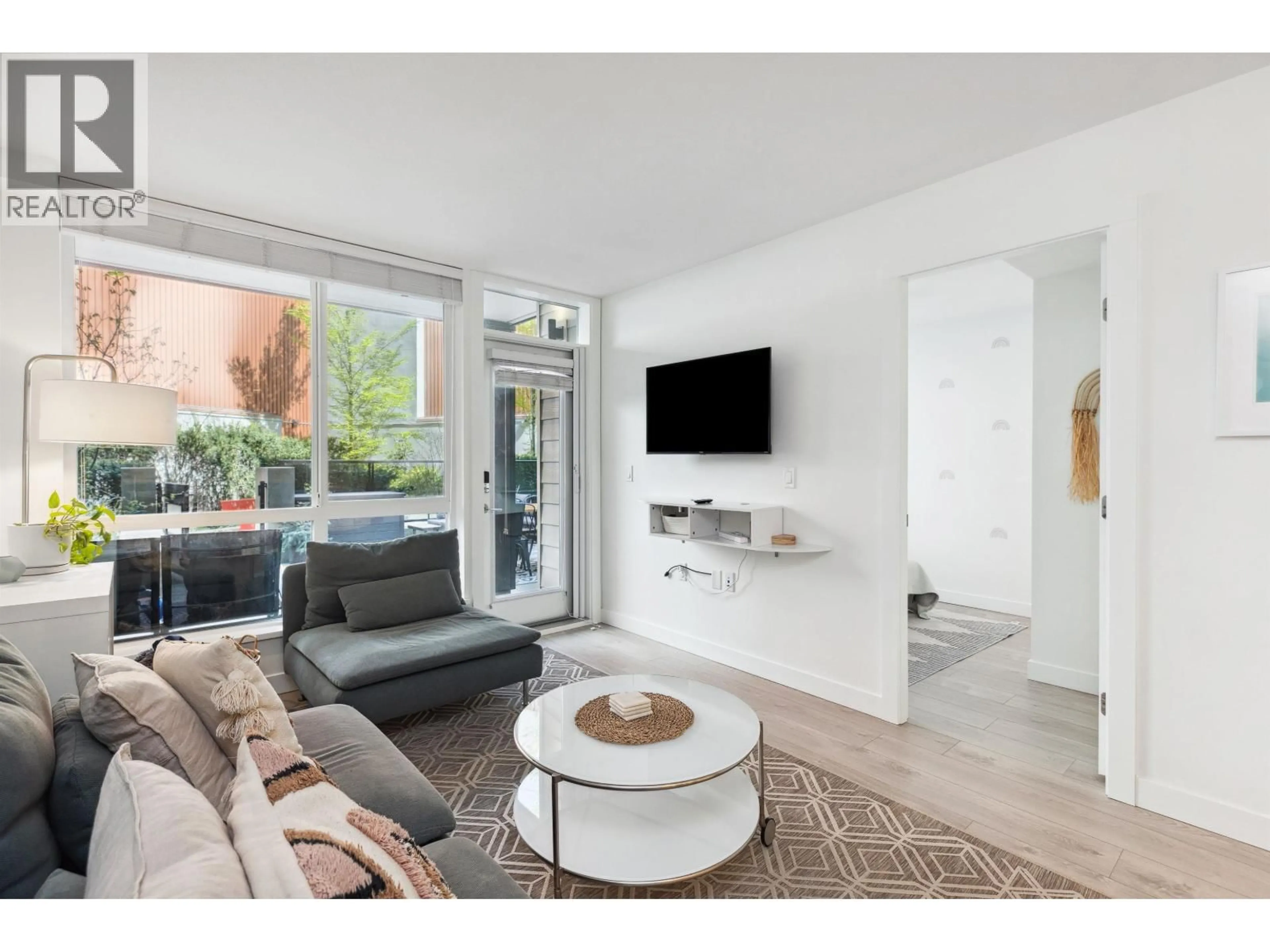 Living room with furniture, unknown for 107 - 128 8TH STREET, North Vancouver British Columbia V7L1Y7