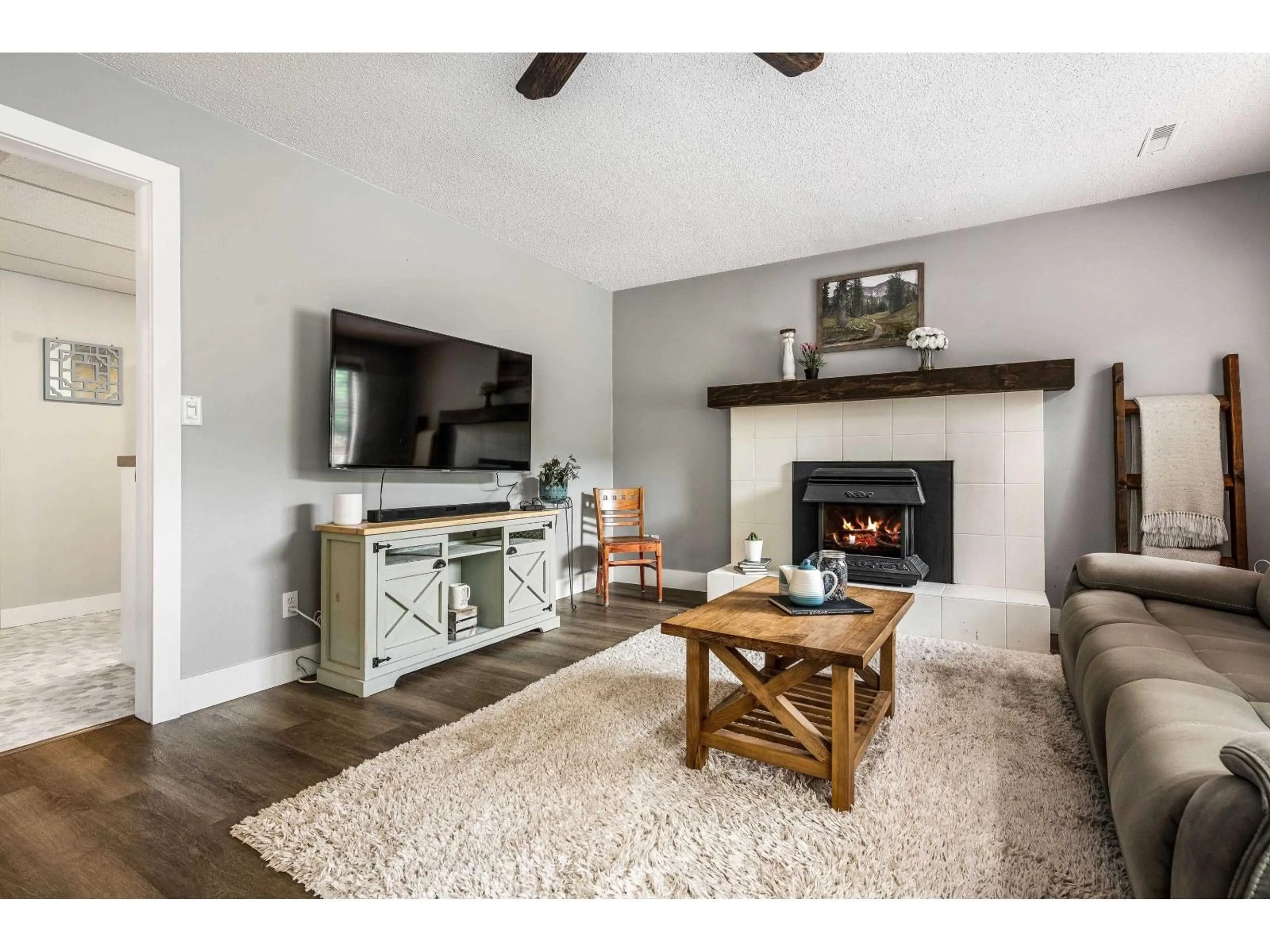 Living room with furniture, wood/laminate floor for 45264 LENORA CRESCENT, Chilliwack British Columbia V2P7C4