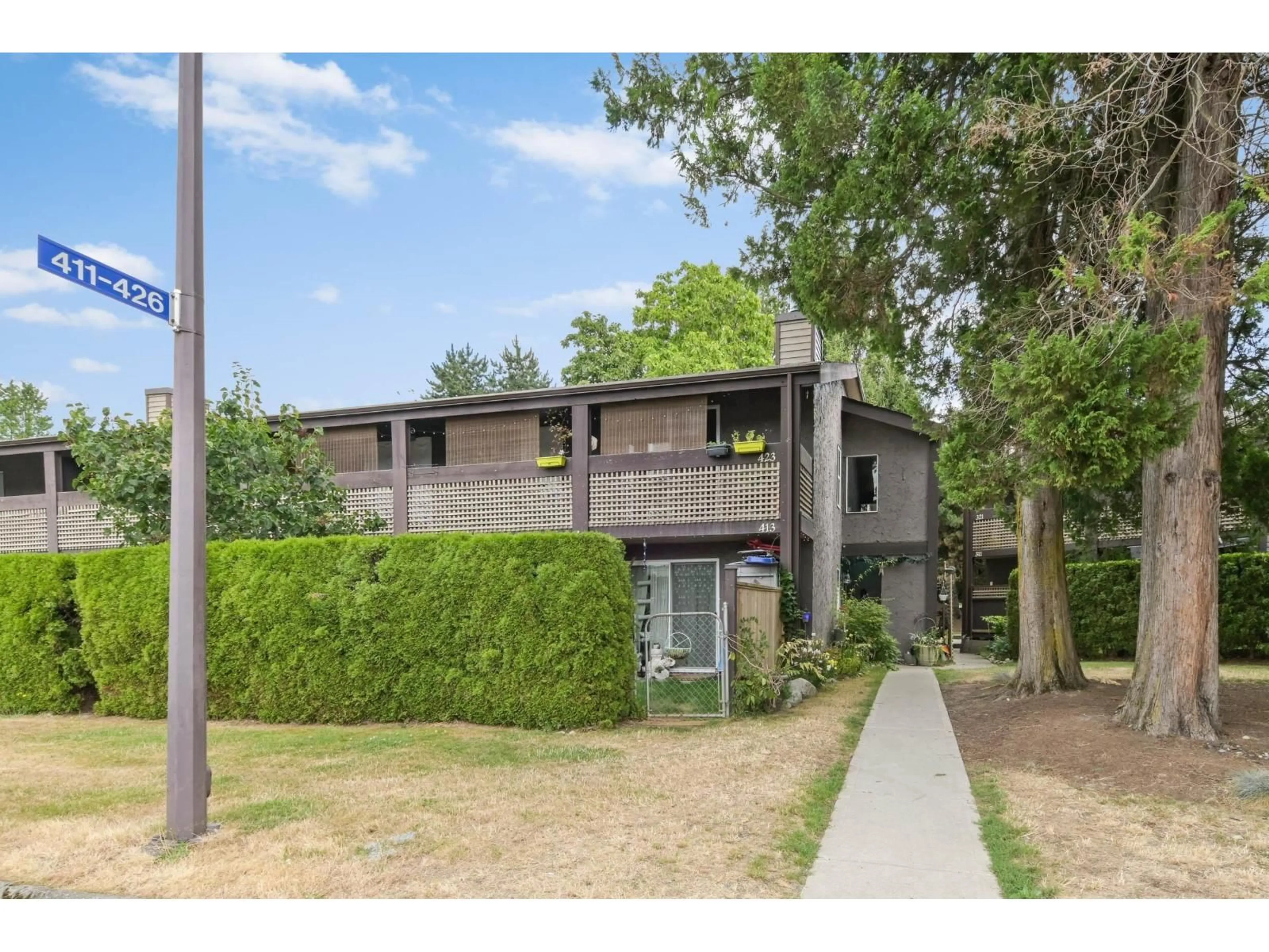 A pic from outside/outdoor area/front of a property/back of a property/a pic from drone, unknown for 424 - 34909 OLD YALE, Abbotsford British Columbia V3G2E7