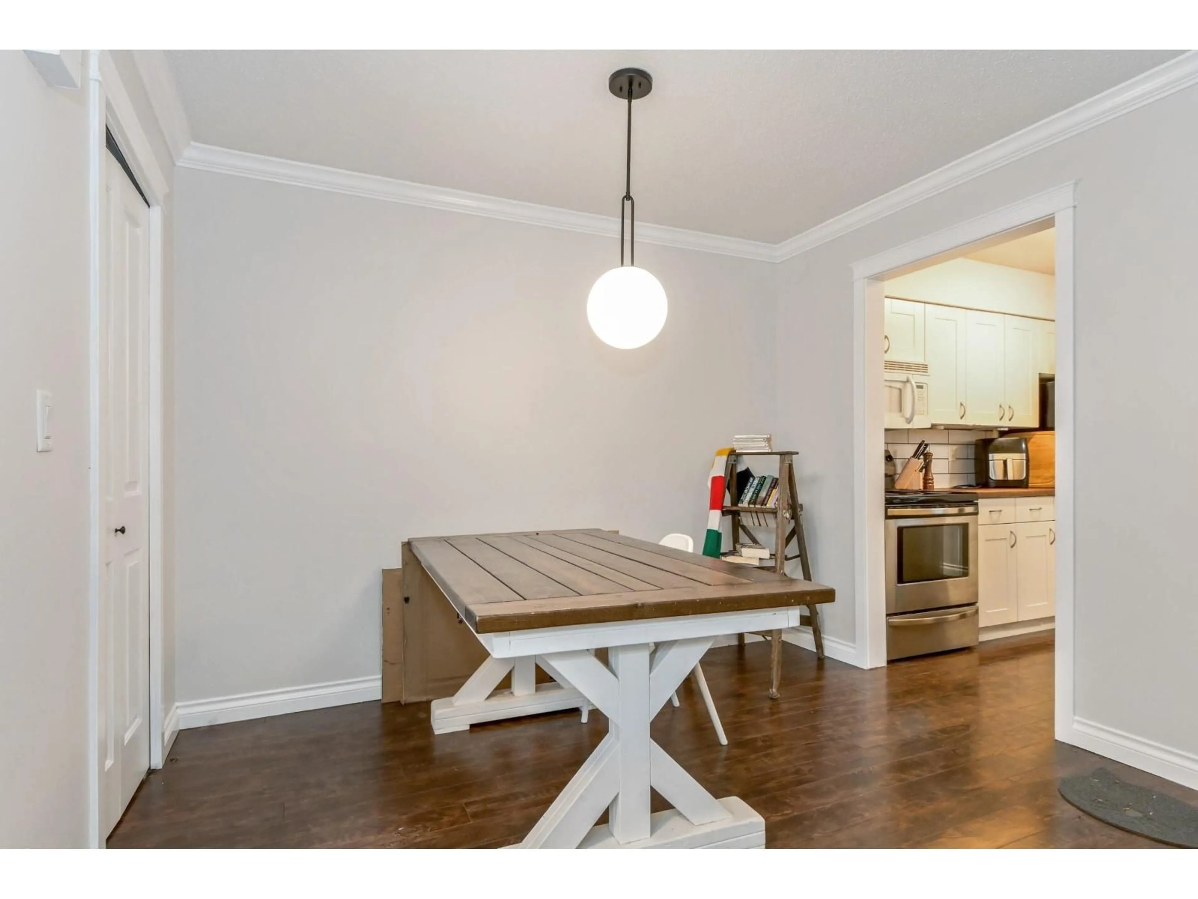 Dining room, wood/laminate floor for 424 - 34909 OLD YALE, Abbotsford British Columbia V3G2E7