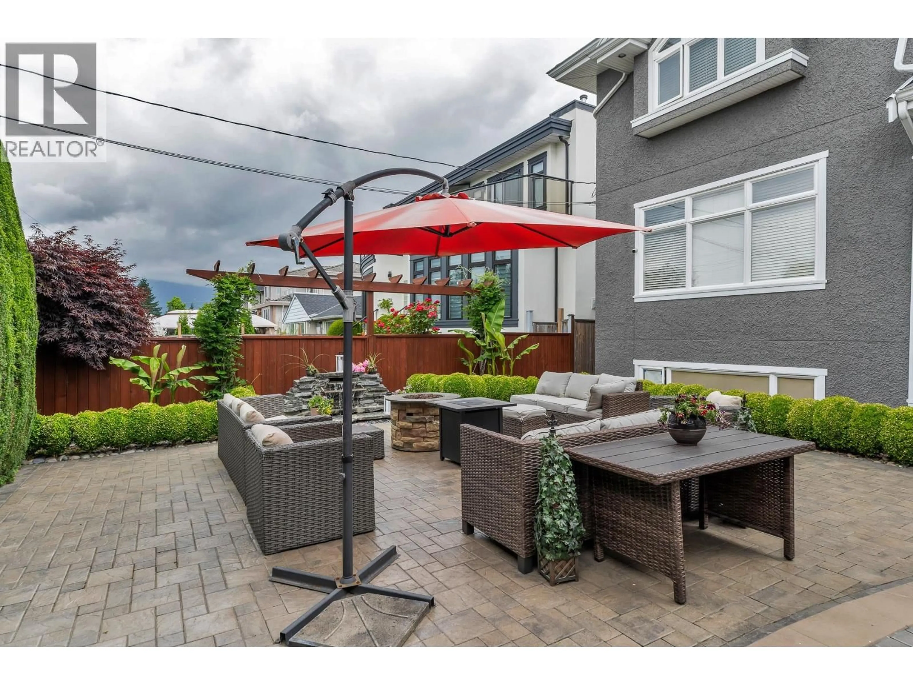 Patio, street for 7205 UNION STREET, Burnaby British Columbia V5A1J1