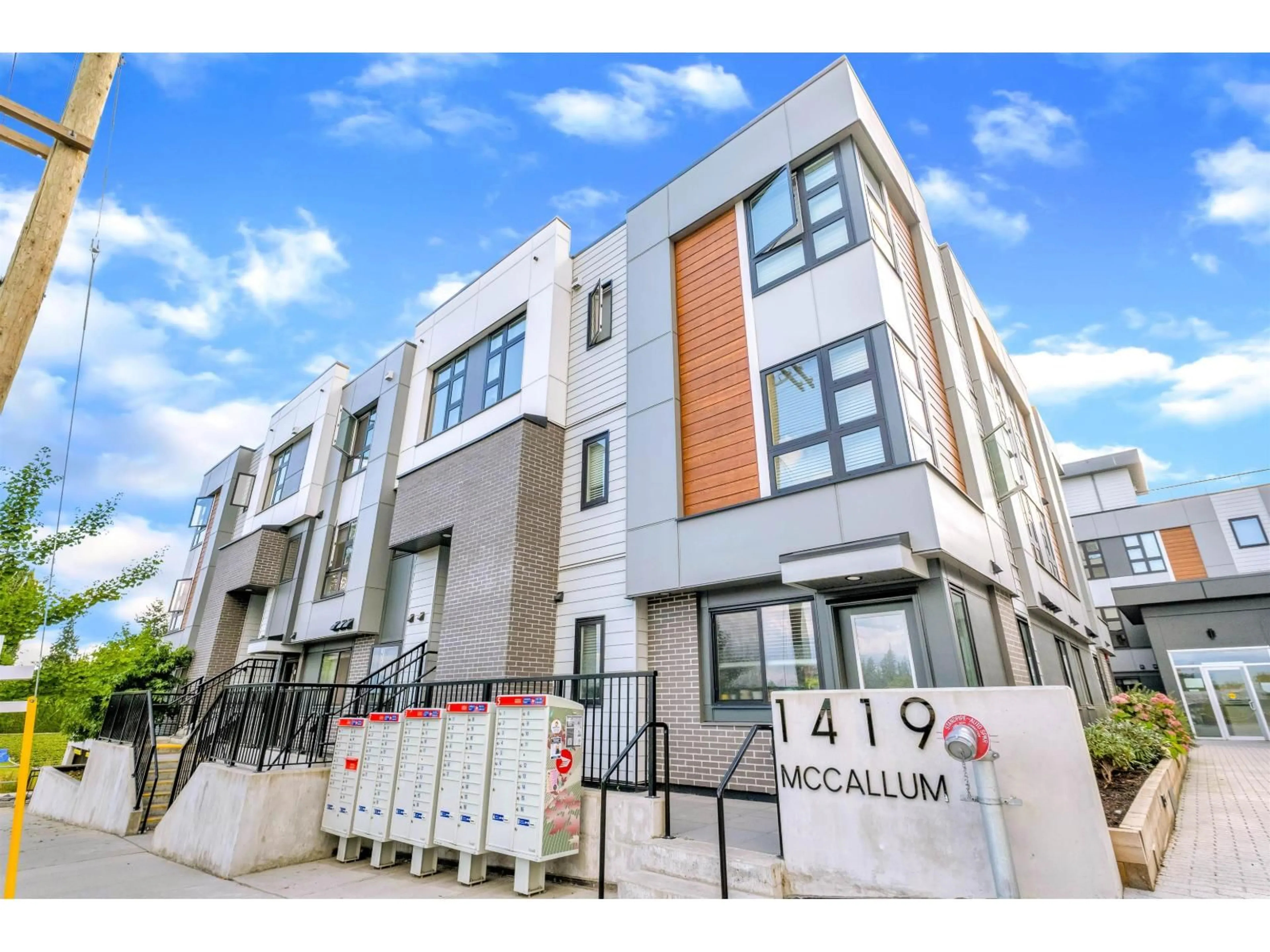Patio, street for 64 - 1419 MCCALLUM, Abbotsford British Columbia V2S8B2