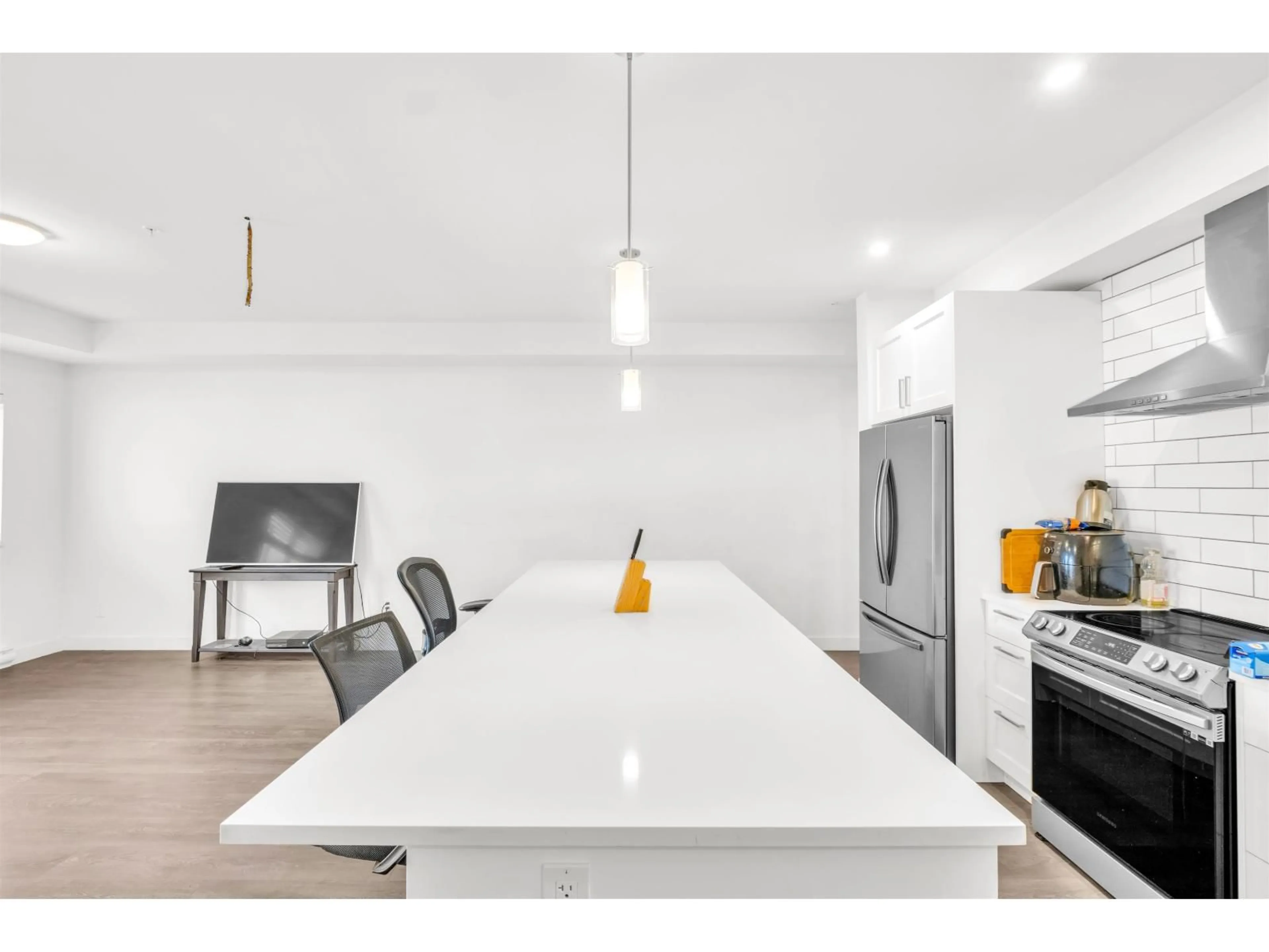 Open concept kitchen, wood/laminate floor for 64 - 1419 MCCALLUM, Abbotsford British Columbia V2S8B2