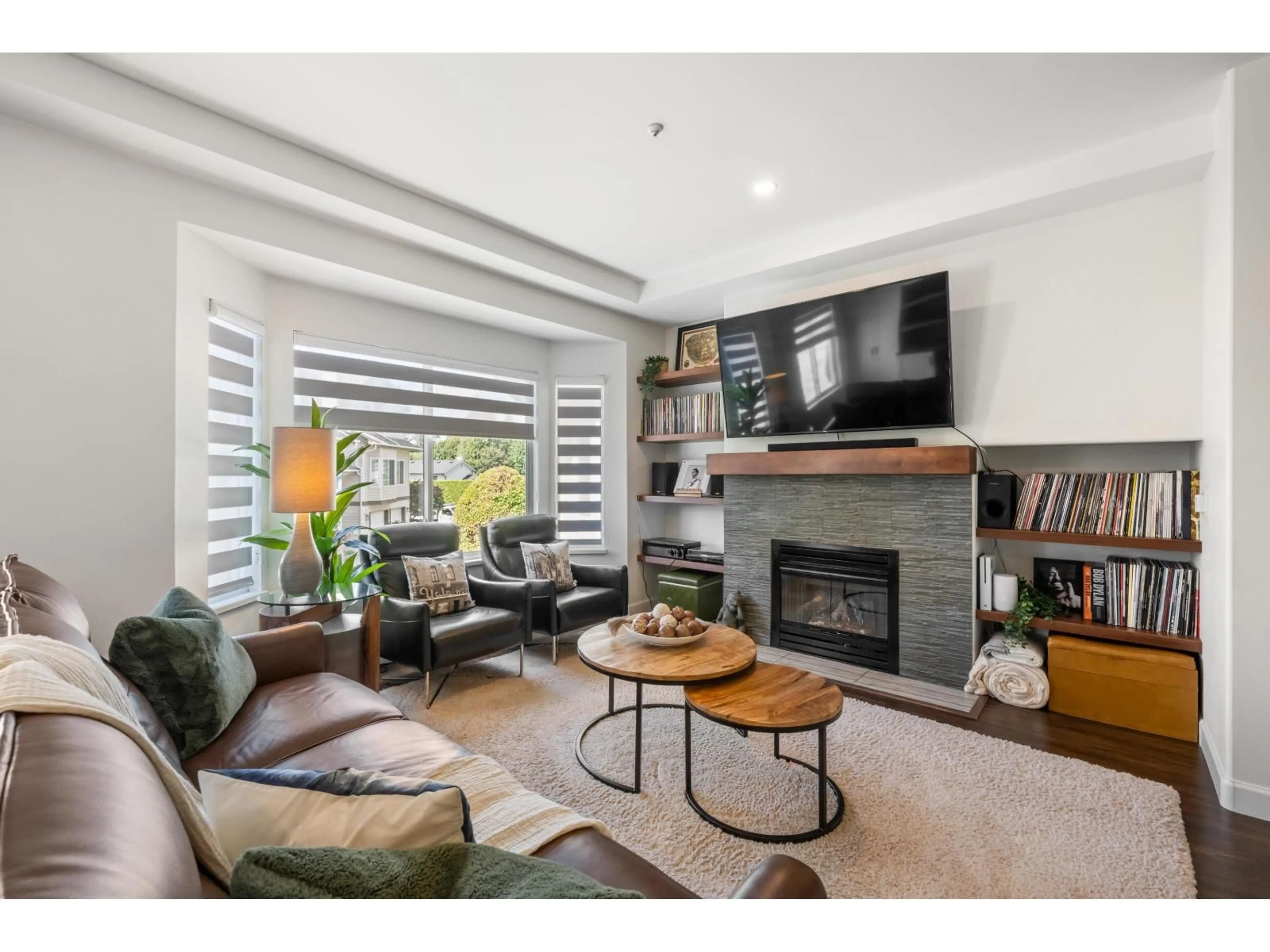 Living room with furniture, wood/laminate floor for 20 - 20750 TELEGRAPH, Langley British Columbia V1M2W1