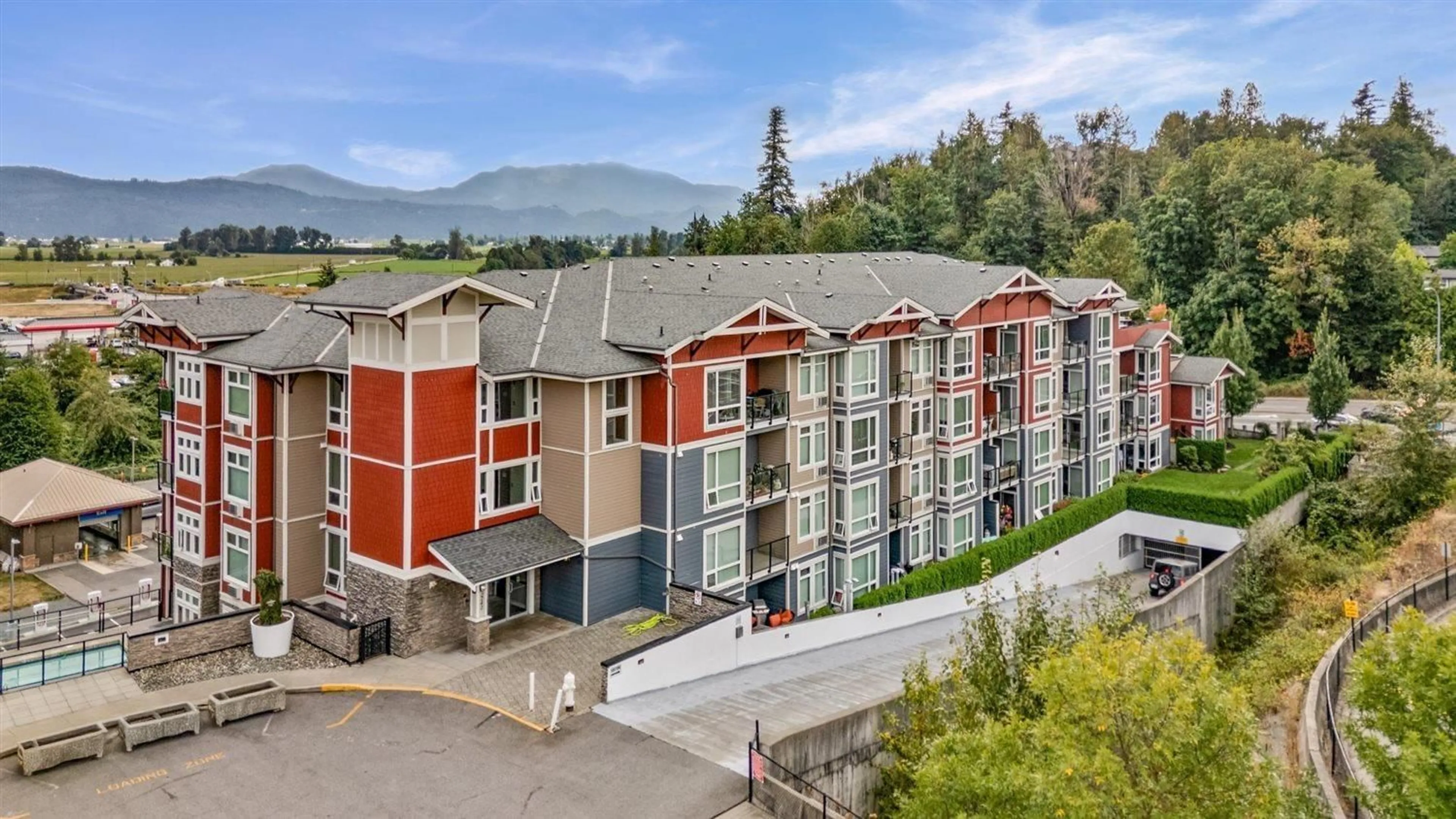 A pic from outside/outdoor area/front of a property/back of a property/a pic from drone, mountain view for 211 - 2242 WHATCOM, Abbotsford British Columbia V3G0G3