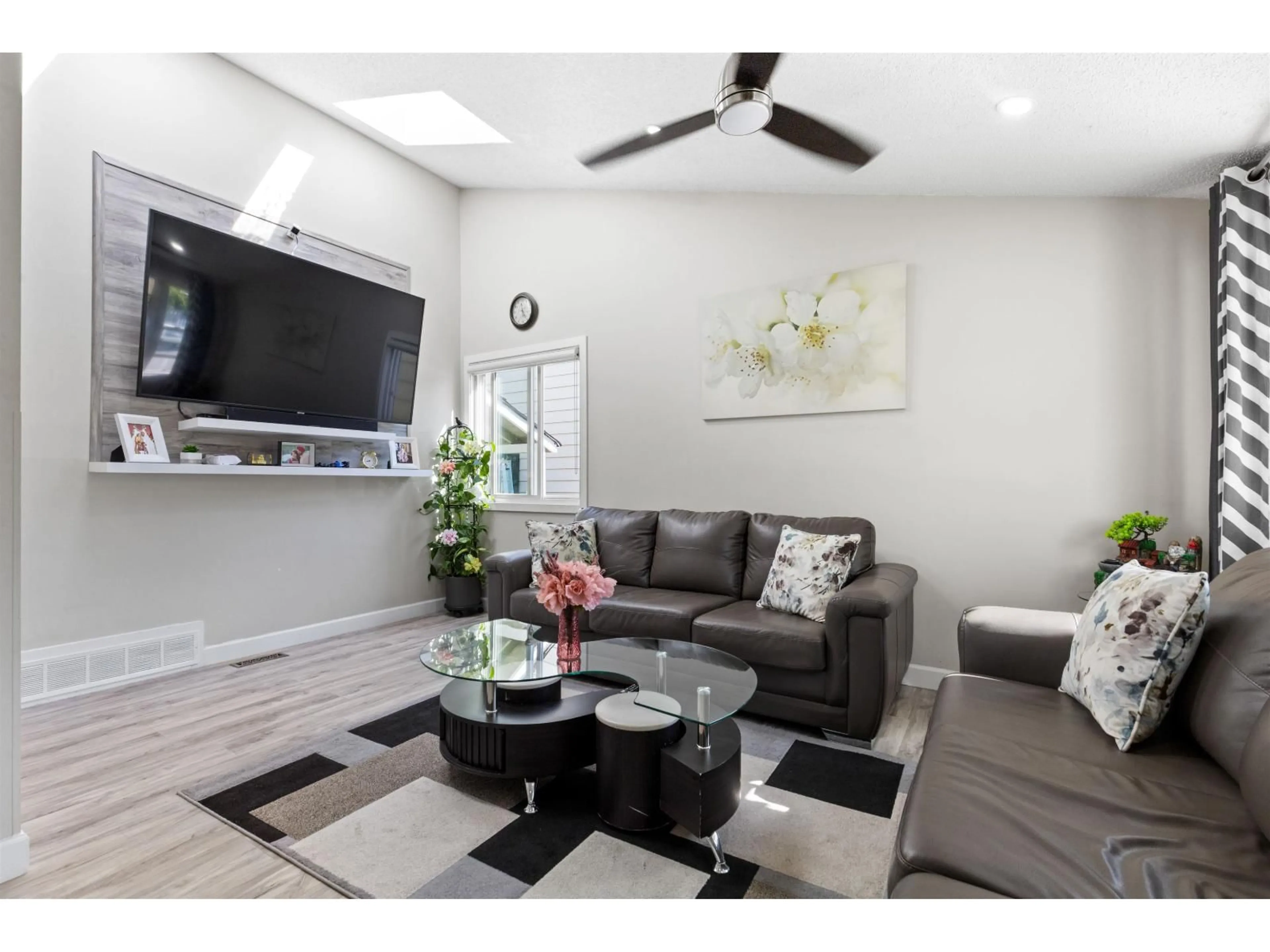 Living room with furniture, unknown for 7294 129B, Surrey British Columbia V3W6Z8