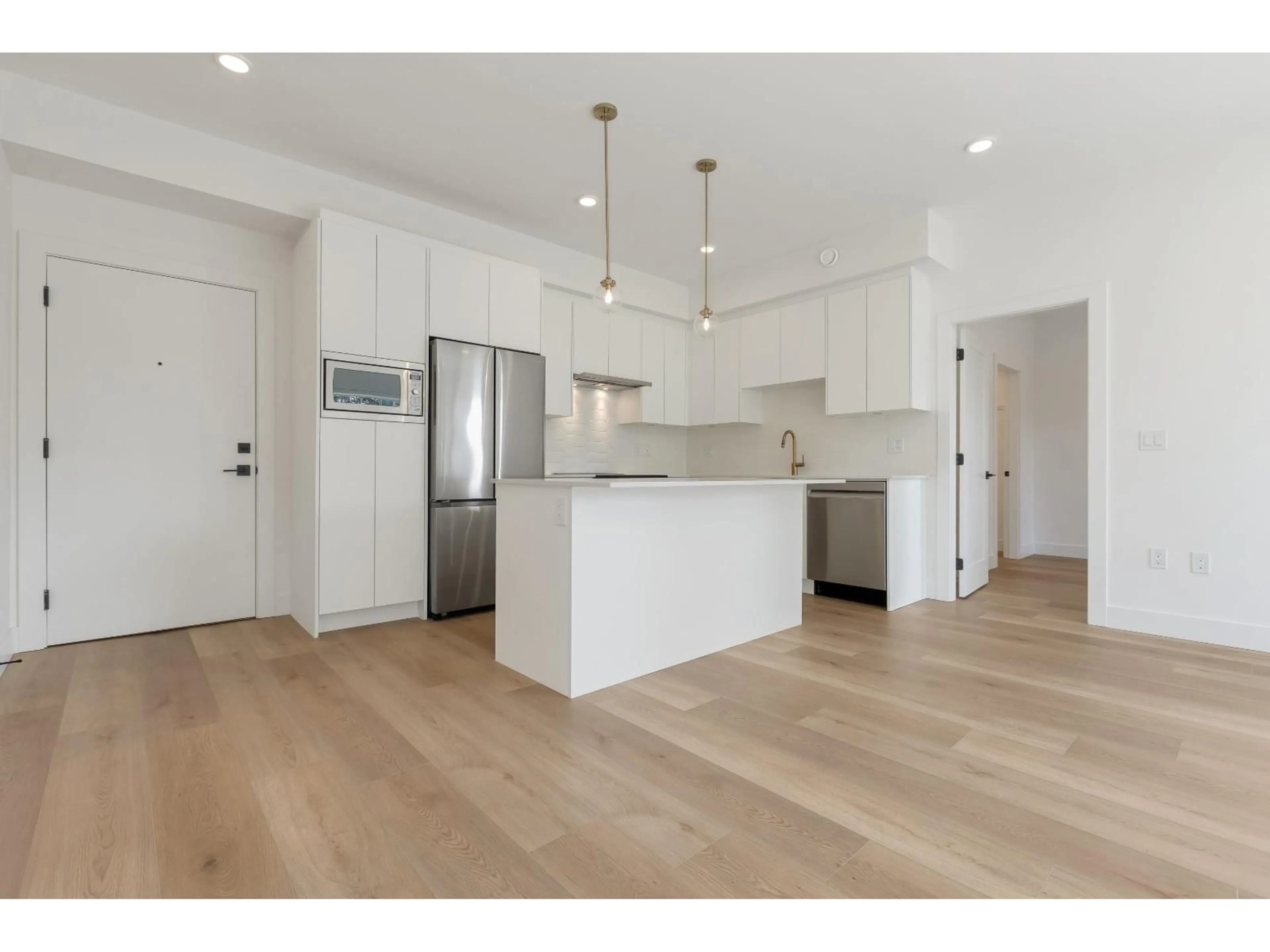 Open concept kitchen, wood/laminate floor for 411 - 20286 72B, Langley British Columbia V2Y1T9