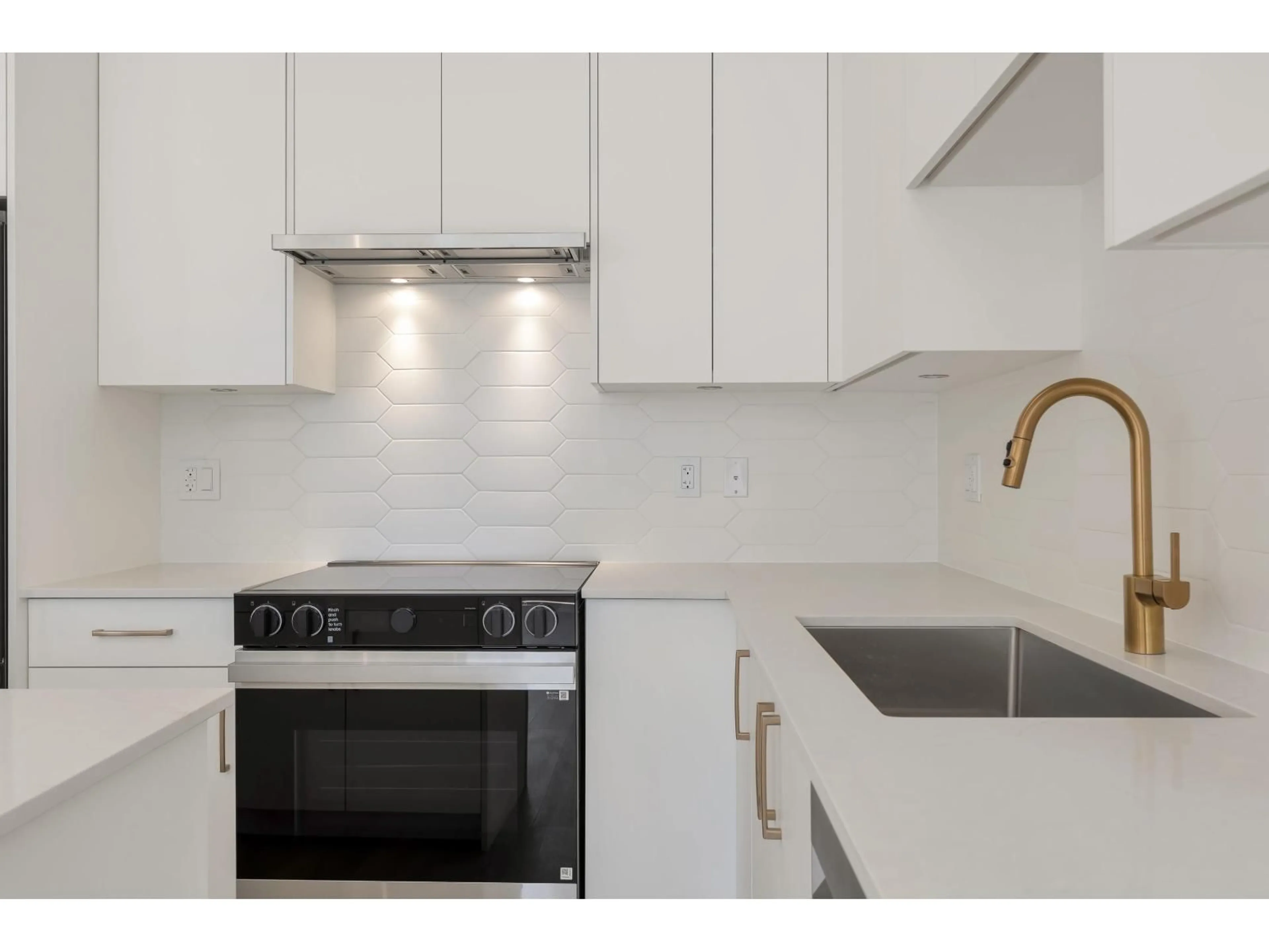 Standard kitchen, unknown for 411 - 20286 72B, Langley British Columbia V2Y1T9