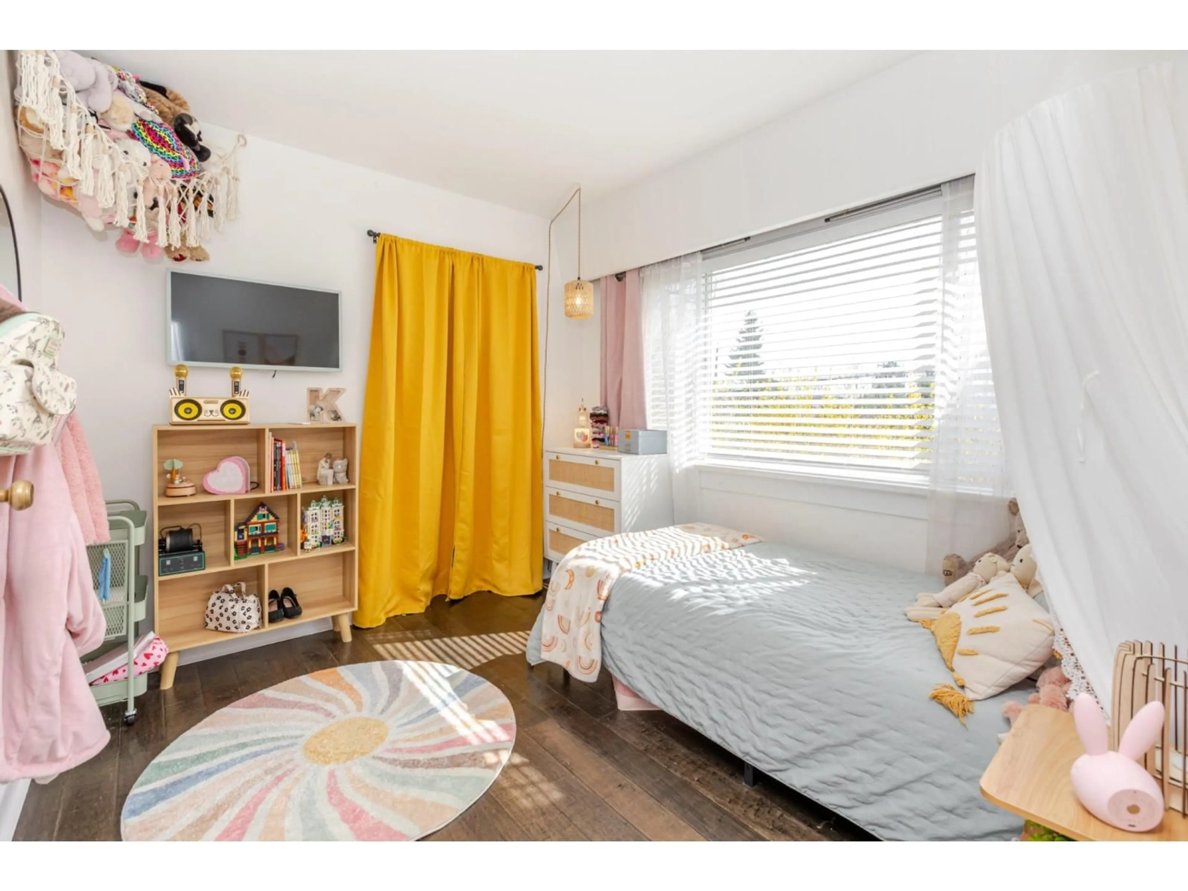 Bedroom with bed, wood/laminate floor for 33479 5, Mission British Columbia V2V1X4