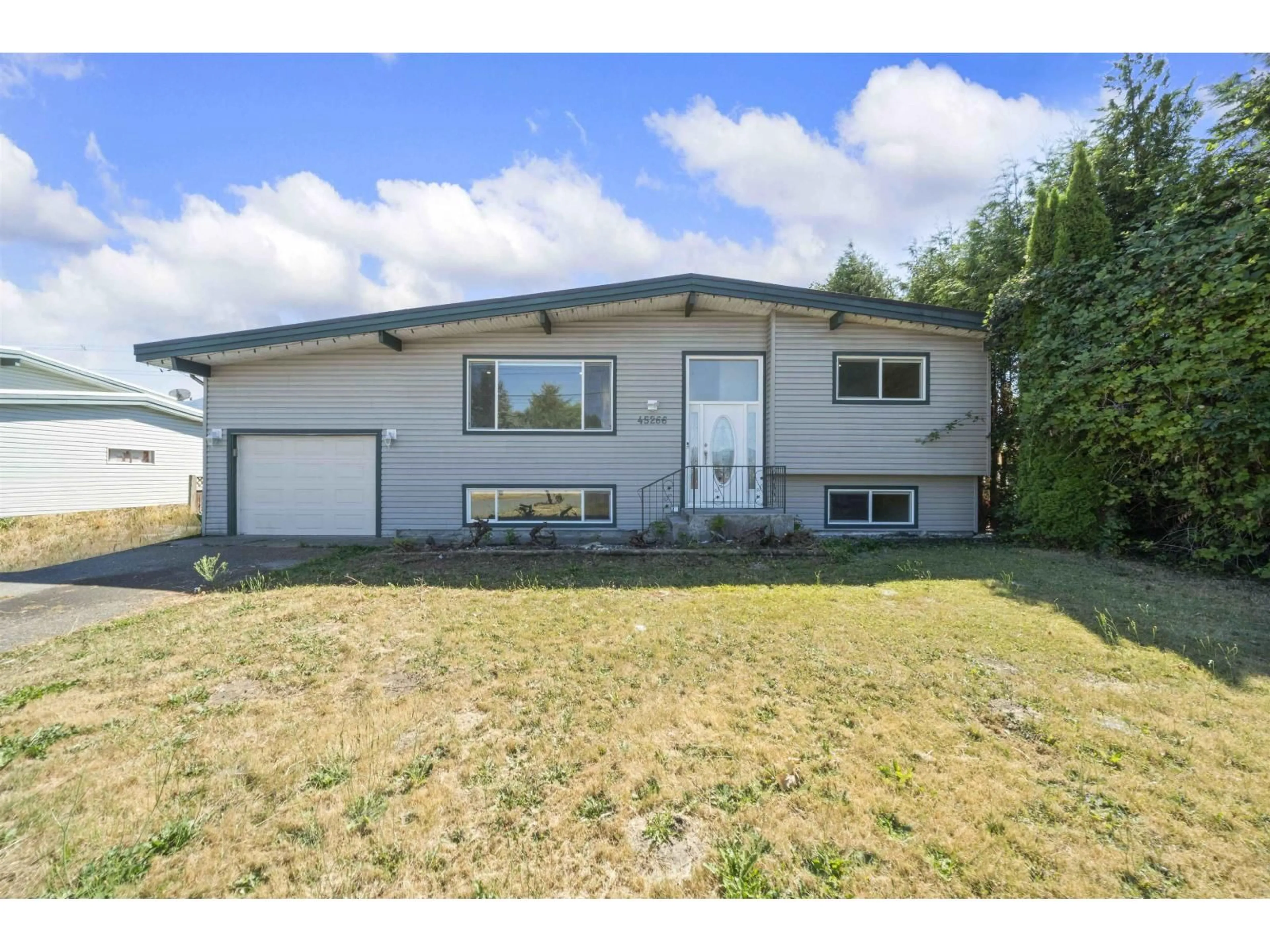 Home with vinyl exterior material, street for 45266 BALMORAL AVENUE, Chilliwack British Columbia V2R3G9