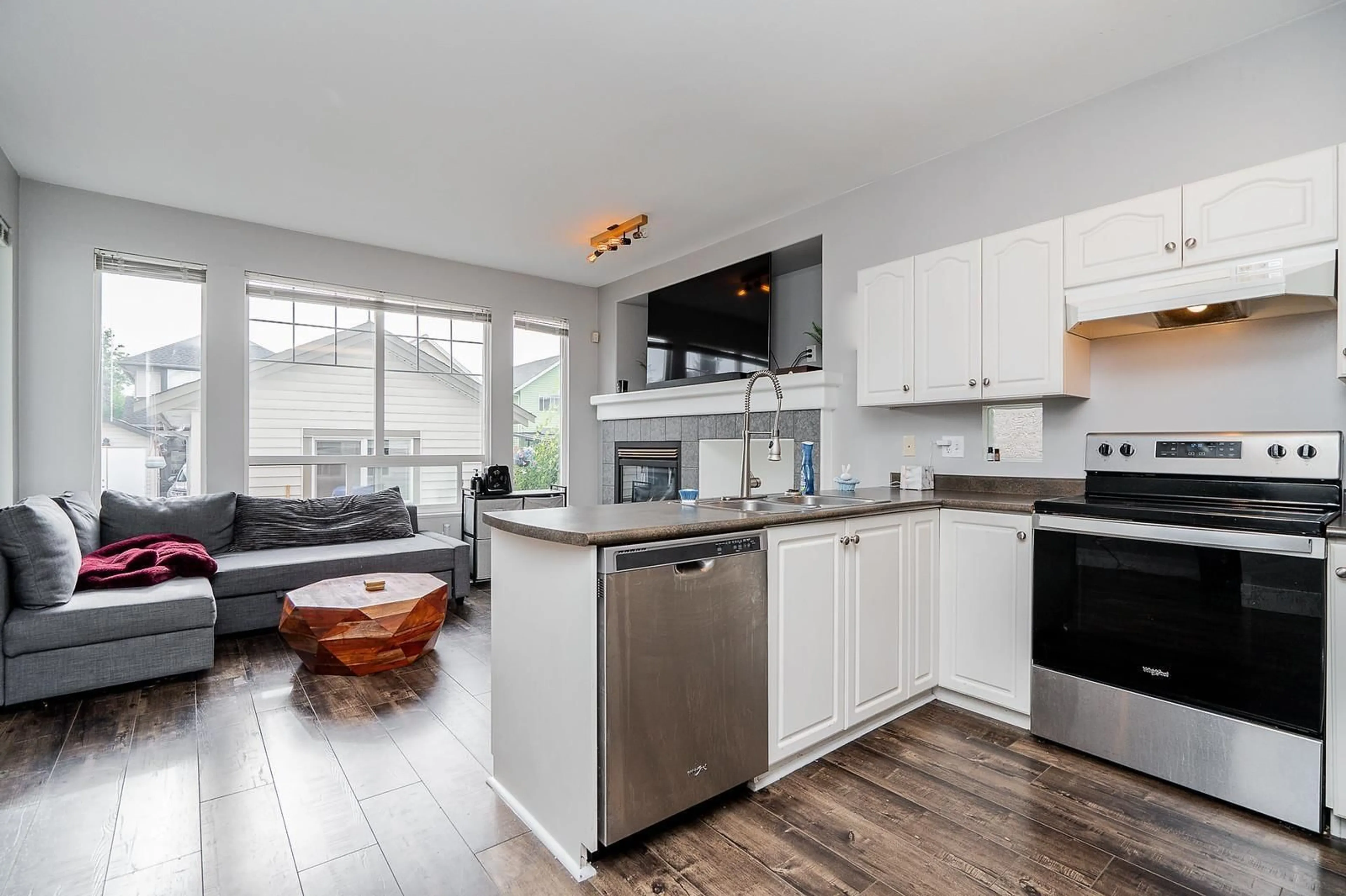Open concept kitchen, unknown for 6671 185A, Surrey British Columbia V3S9B7
