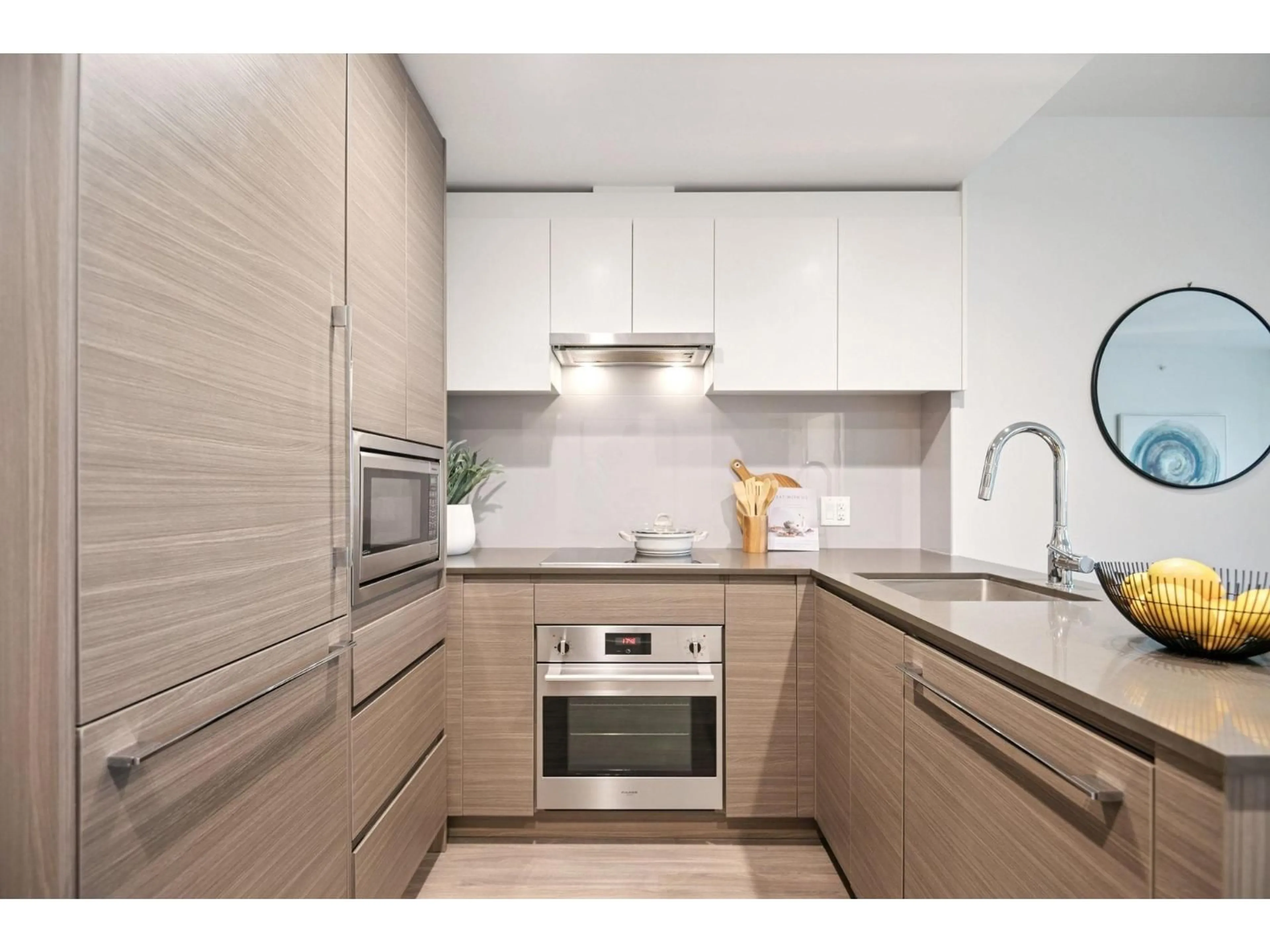 Standard kitchen, wood/laminate floor for 402 - 13615 FRASER, Surrey British Columbia V3T0P7