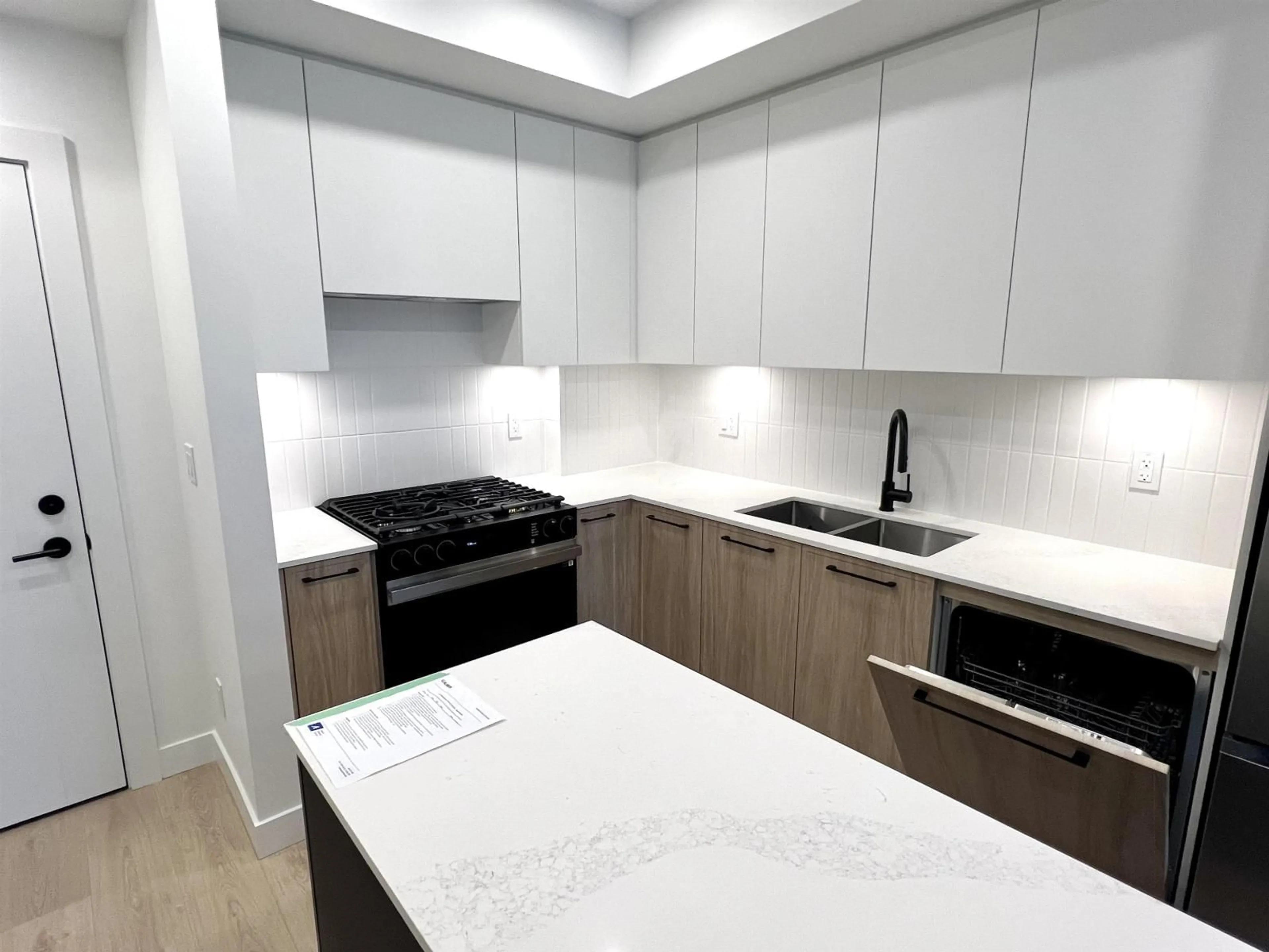 Standard kitchen, unknown for 108 - 19911 76TH, Langley British Columbia V2Y1S1