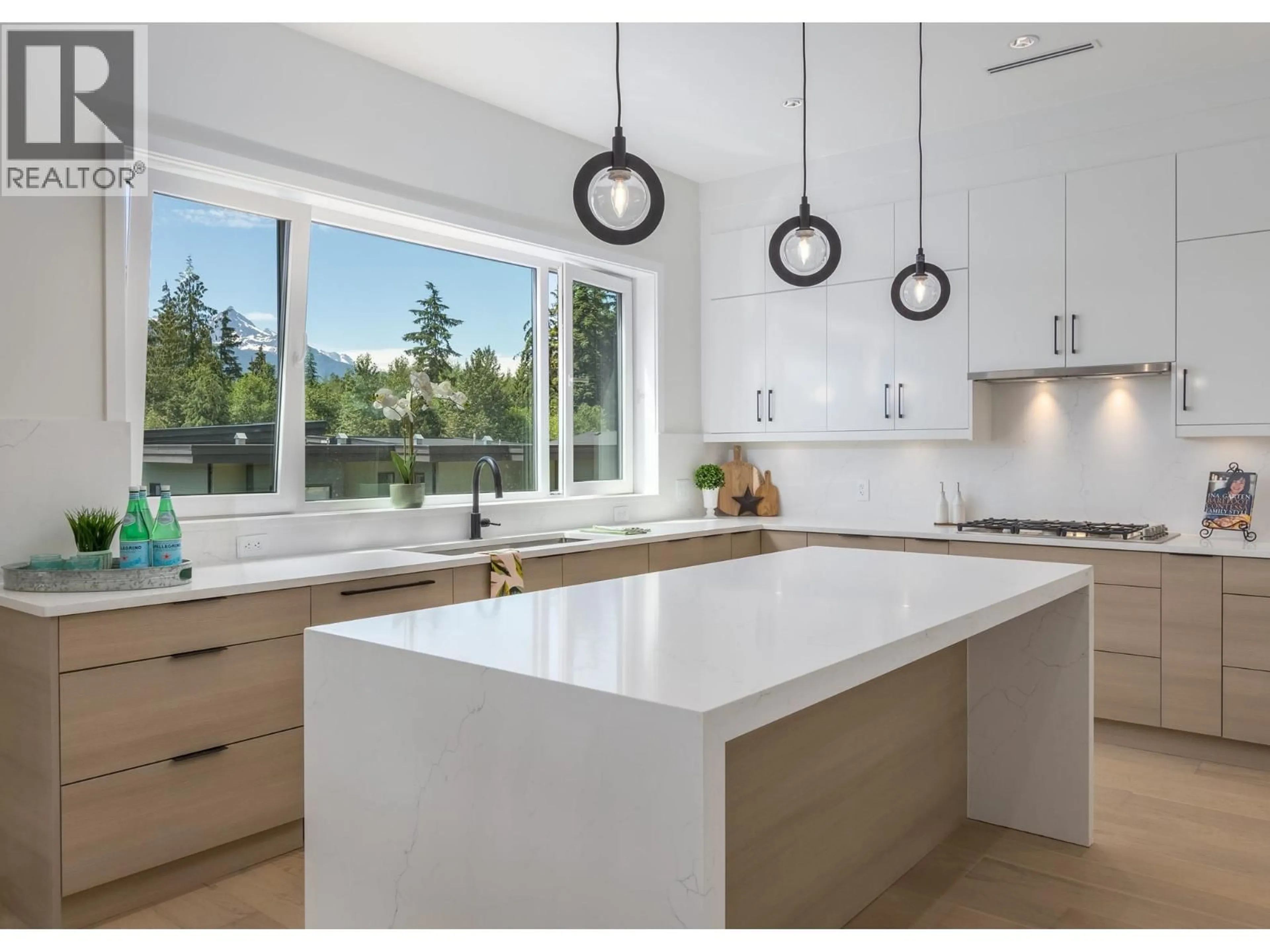 Contemporary kitchen, unknown for 9 - 3385 MAMQUAM ROAD, Squamish British Columbia V8B0E3