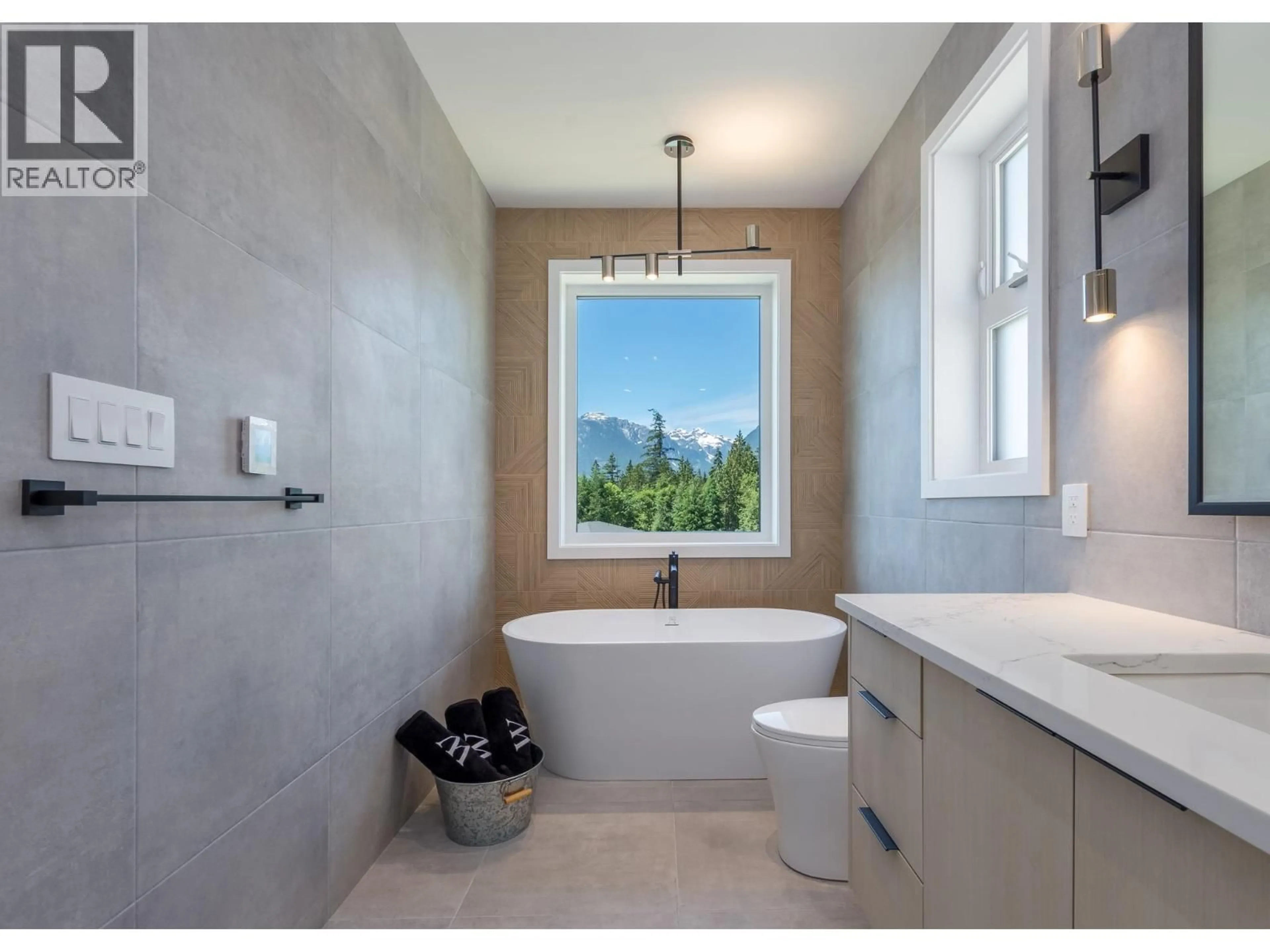 Contemporary bathroom, ceramic/tile floor for 9 - 3385 MAMQUAM ROAD, Squamish British Columbia V8B0E3
