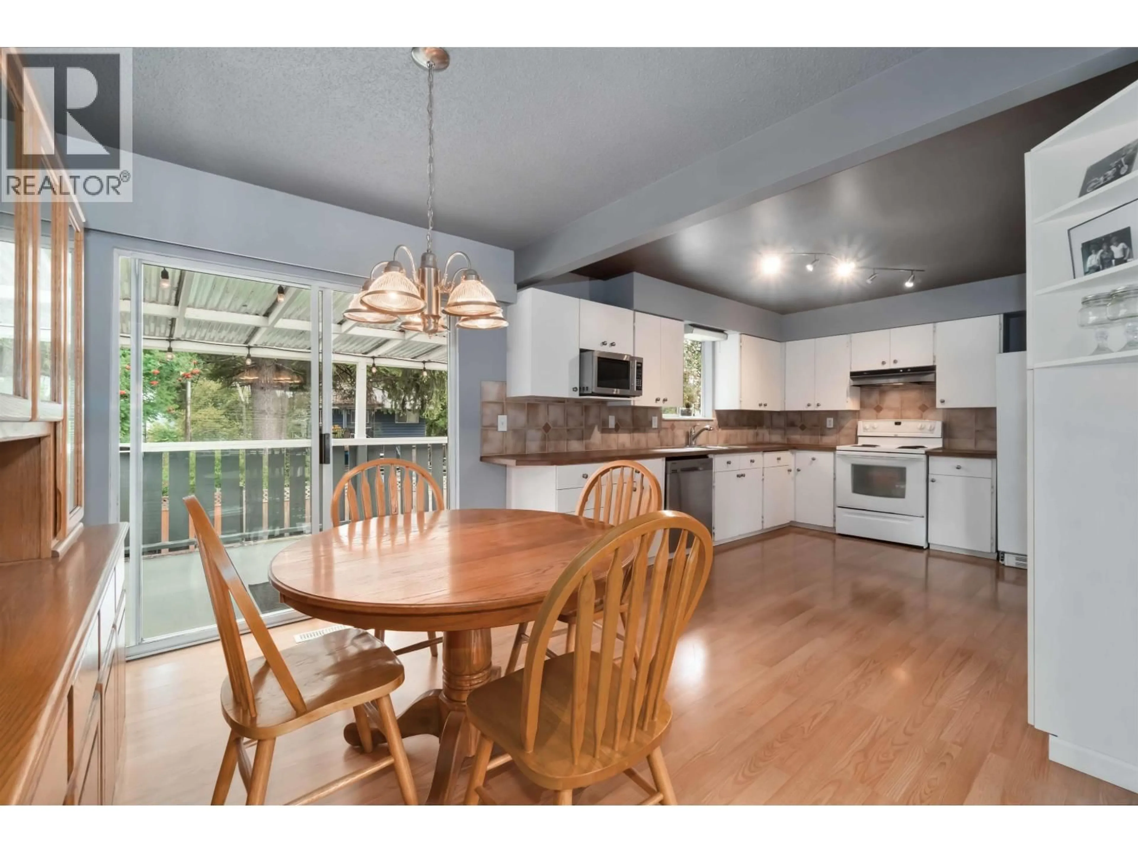 Open concept kitchen, wood/laminate floor for 1088 FRASER AVENUE, Port Coquitlam British Columbia V3B1L8