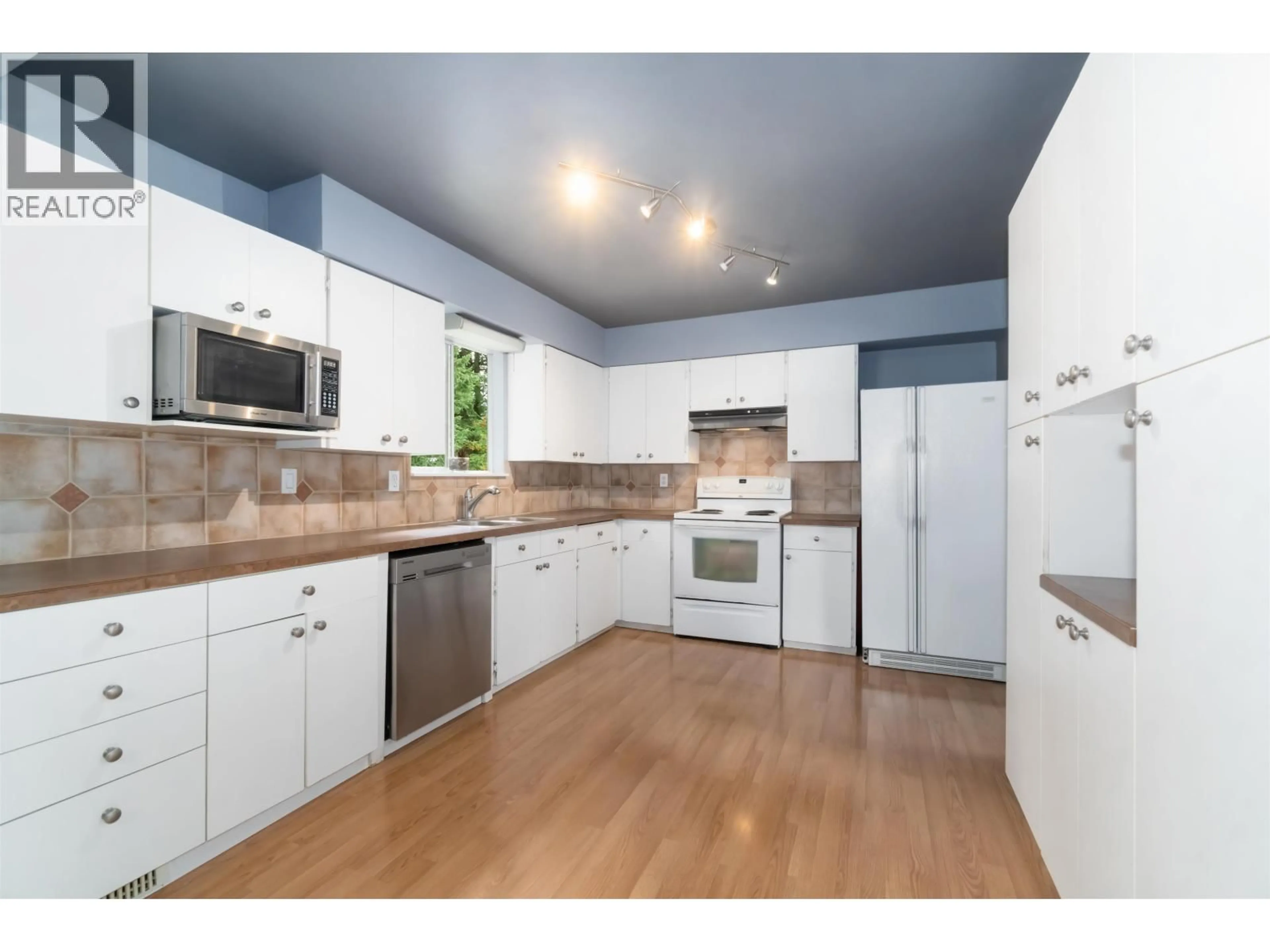 Open concept kitchen, wood/laminate floor for 1088 FRASER AVENUE, Port Coquitlam British Columbia V3B1L8