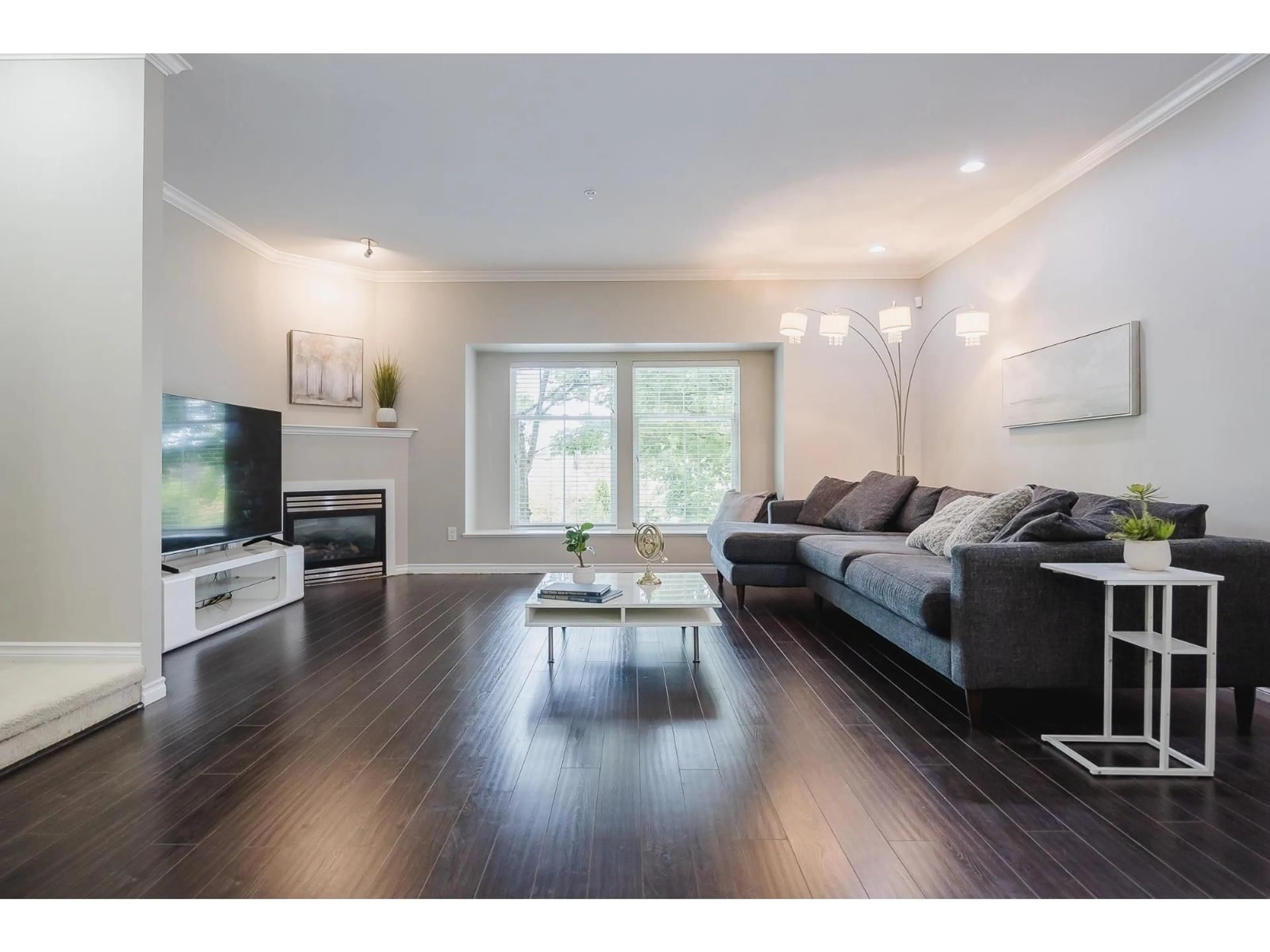 Living room with furniture, wood/laminate floor for 30 - 21535 88, Langley British Columbia V1M4E5