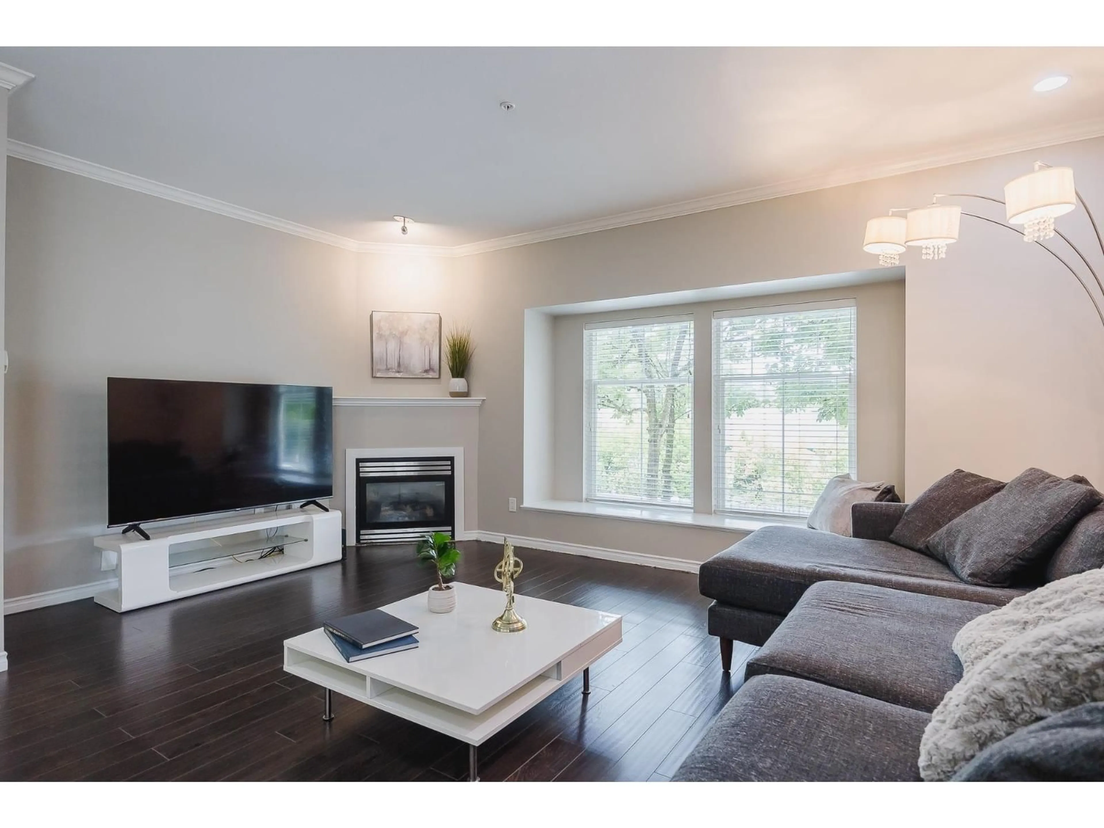 Living room with furniture, wood/laminate floor for 30 - 21535 88, Langley British Columbia V1M4E5