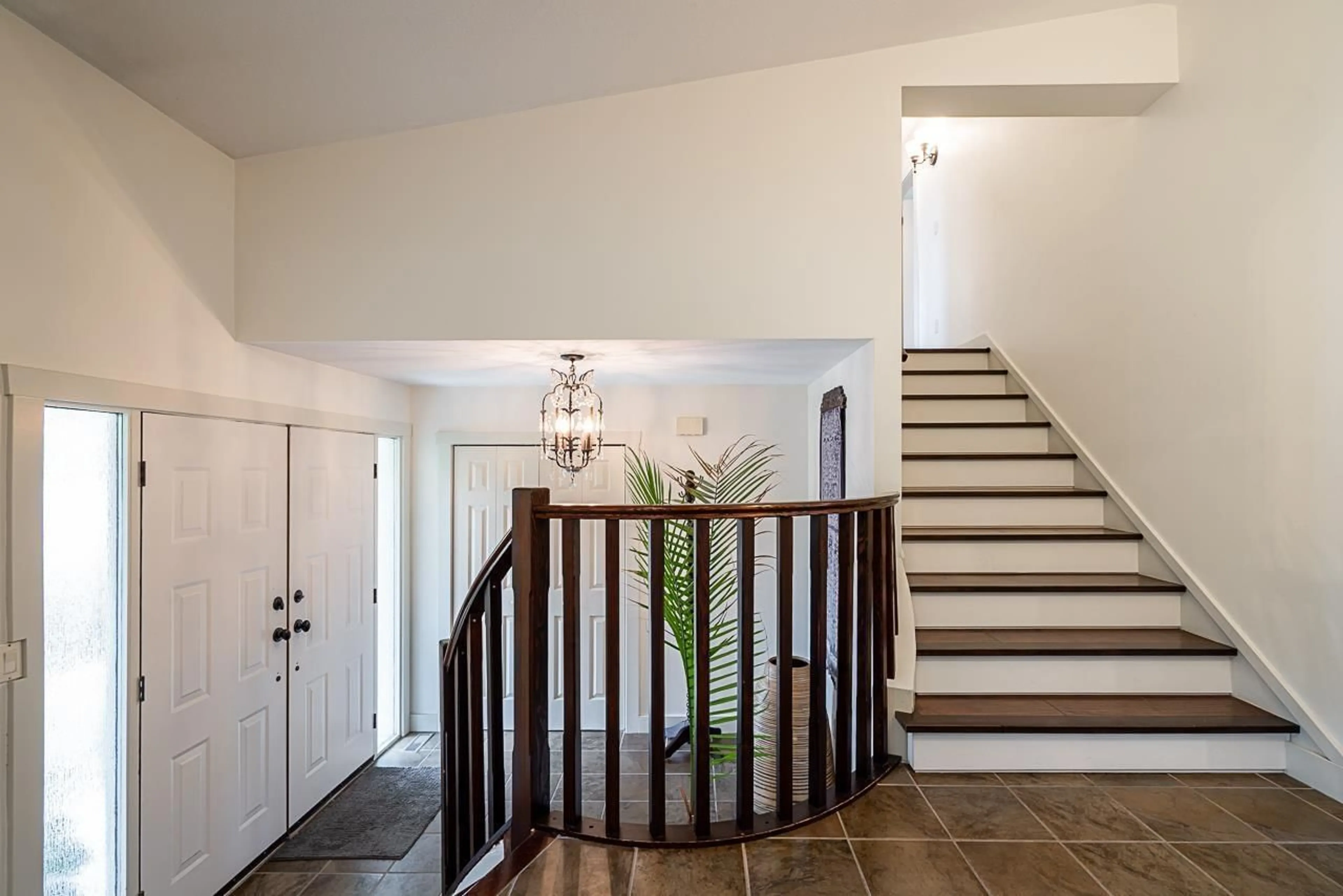 Indoor foyer for 10530 168, Surrey British Columbia V4N1R9