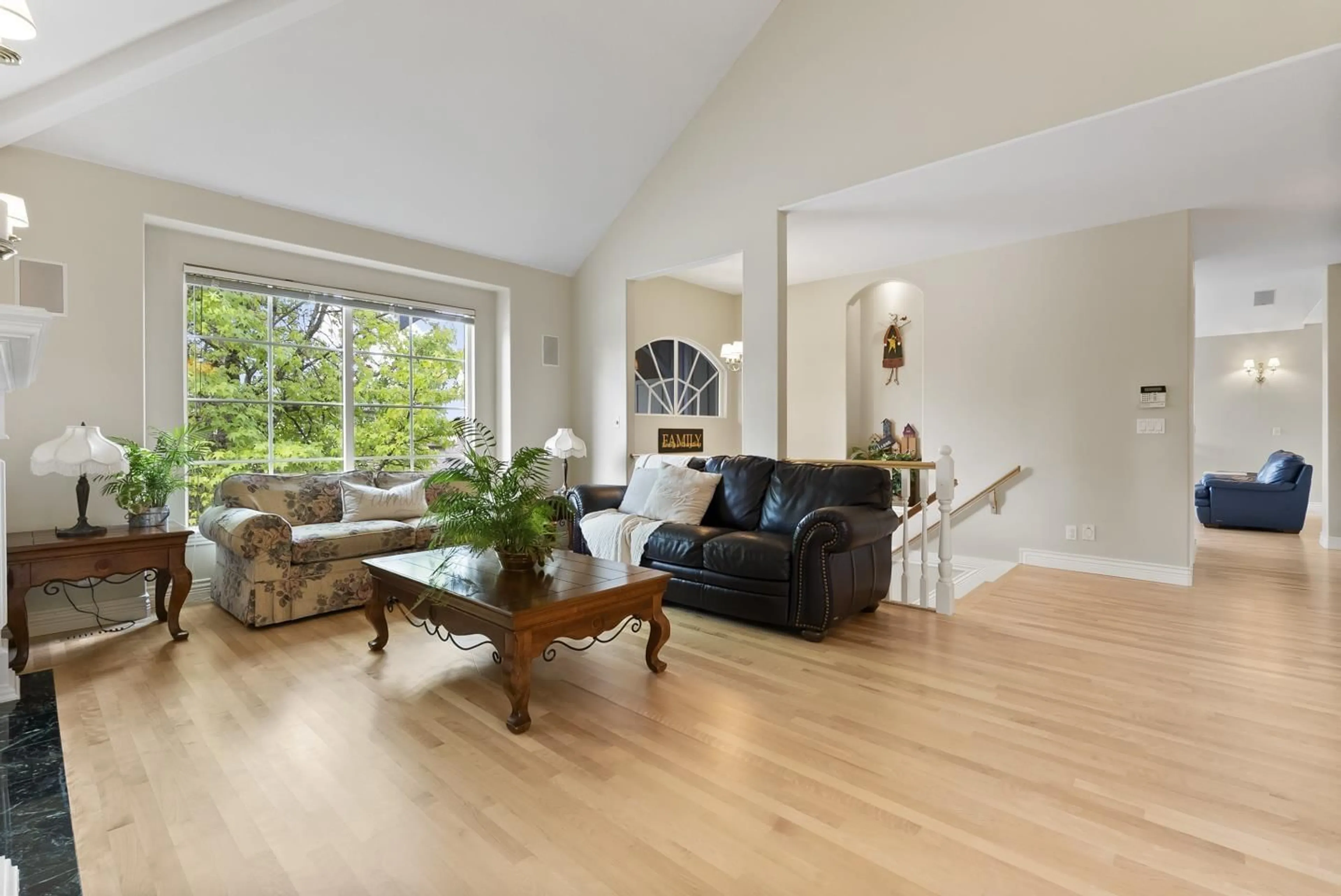 Living room with furniture, wood/laminate floor for 15355 SEQUOIA, Surrey British Columbia V3S8N4