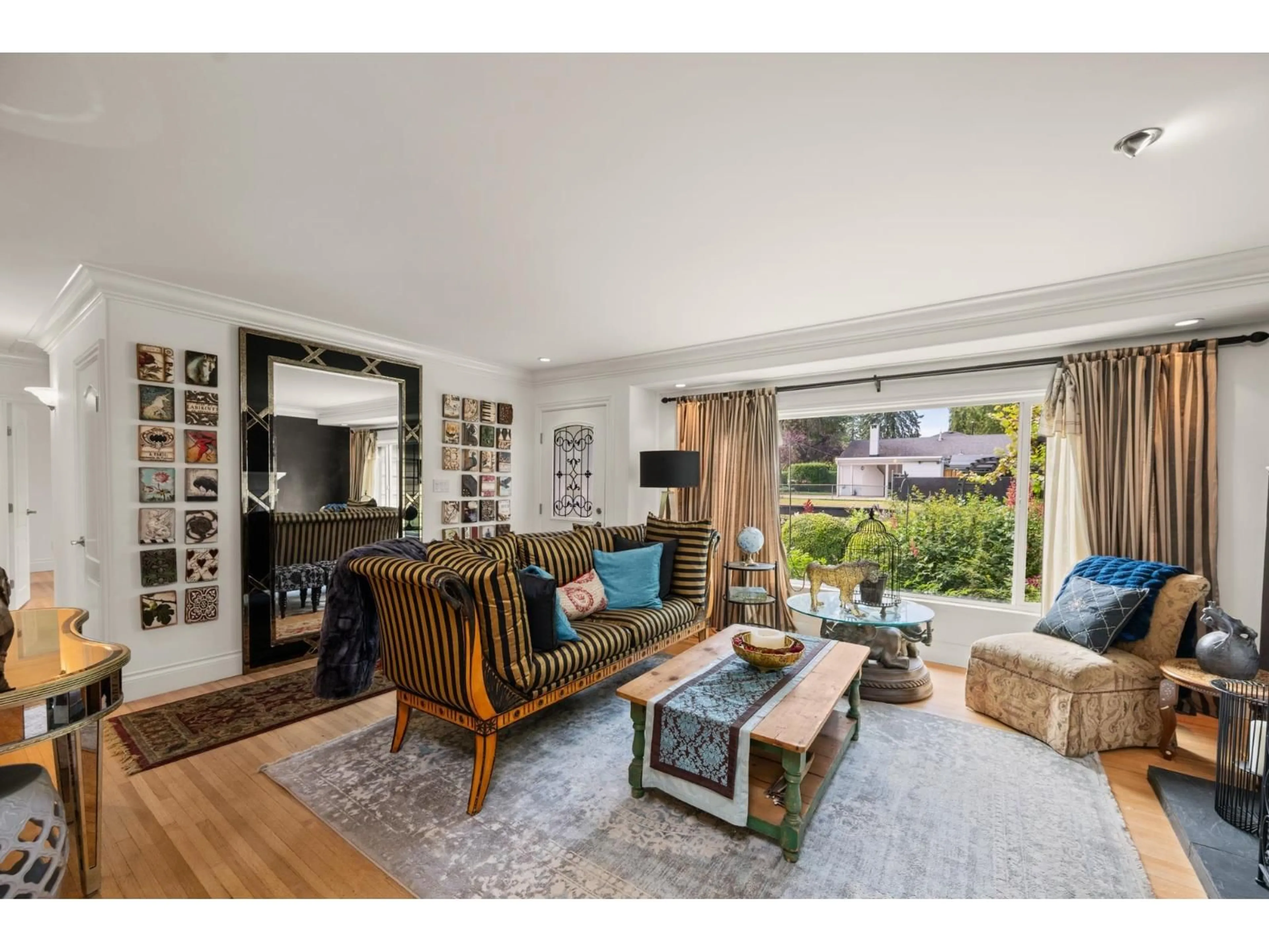 Living room with furniture, wood/laminate floor for 14735 109A, Surrey British Columbia V3R1Y7