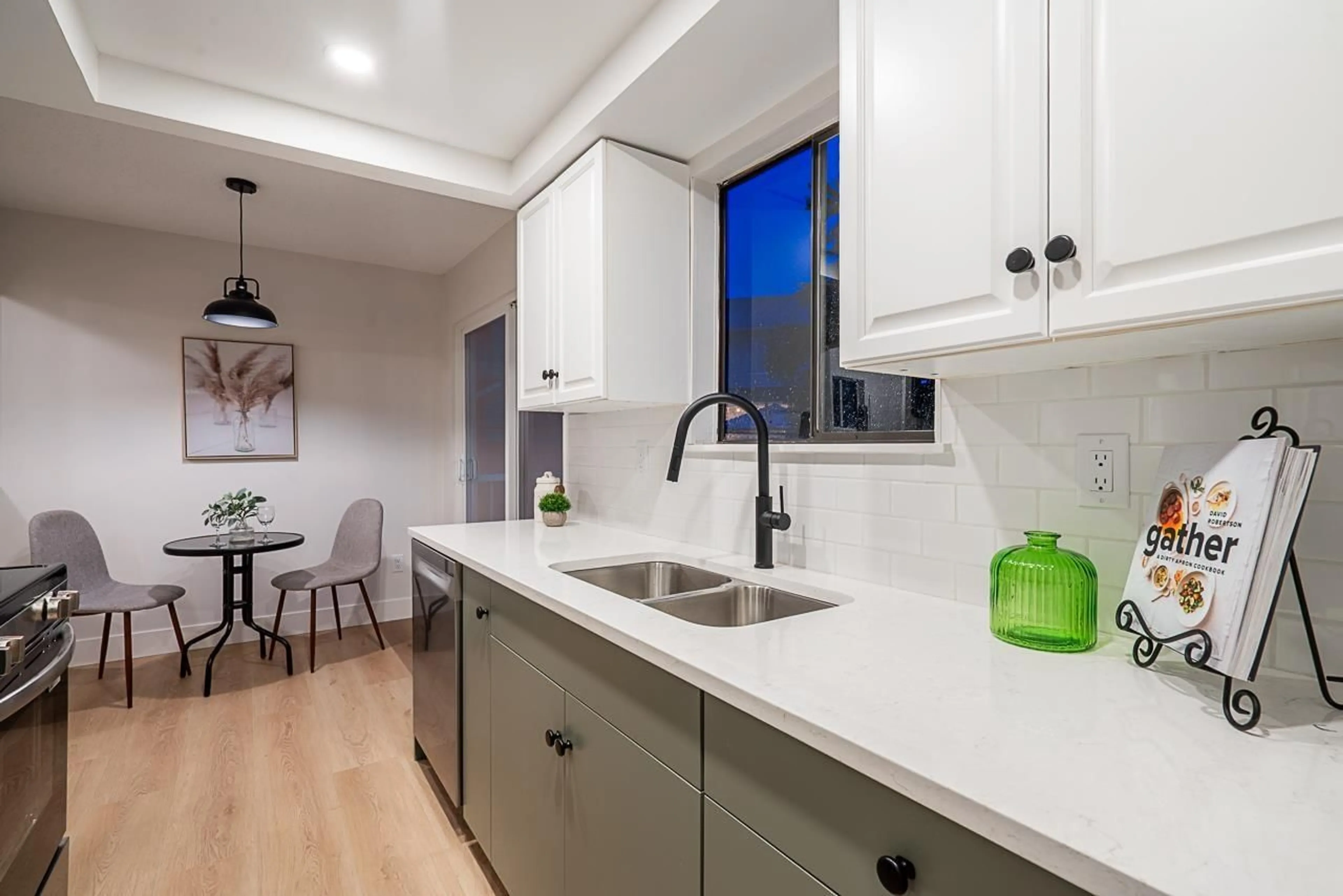 Open concept kitchen, unknown for 26886 32, Langley British Columbia V4W3L5